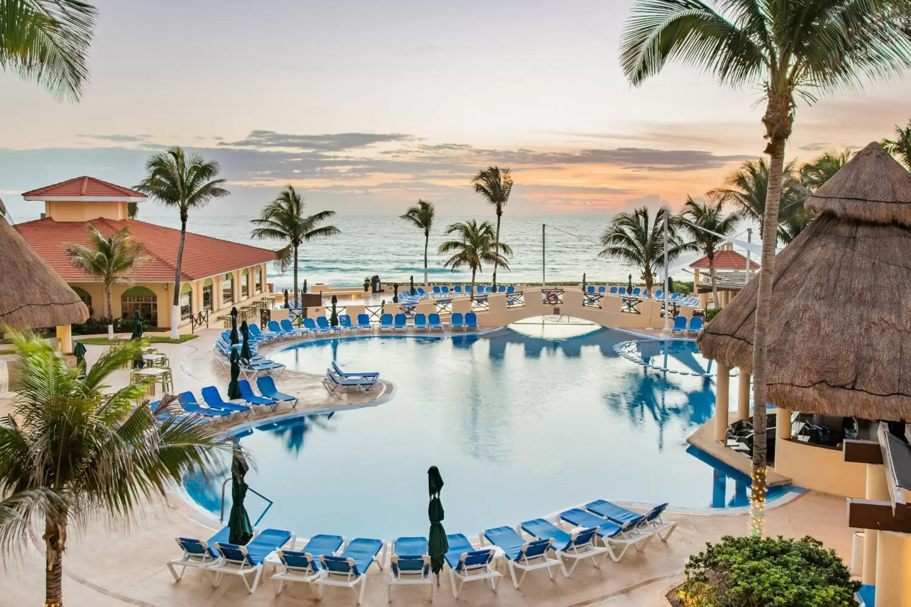 Swimming pool, Pool View in GR Solaris Cancun All Inclusive