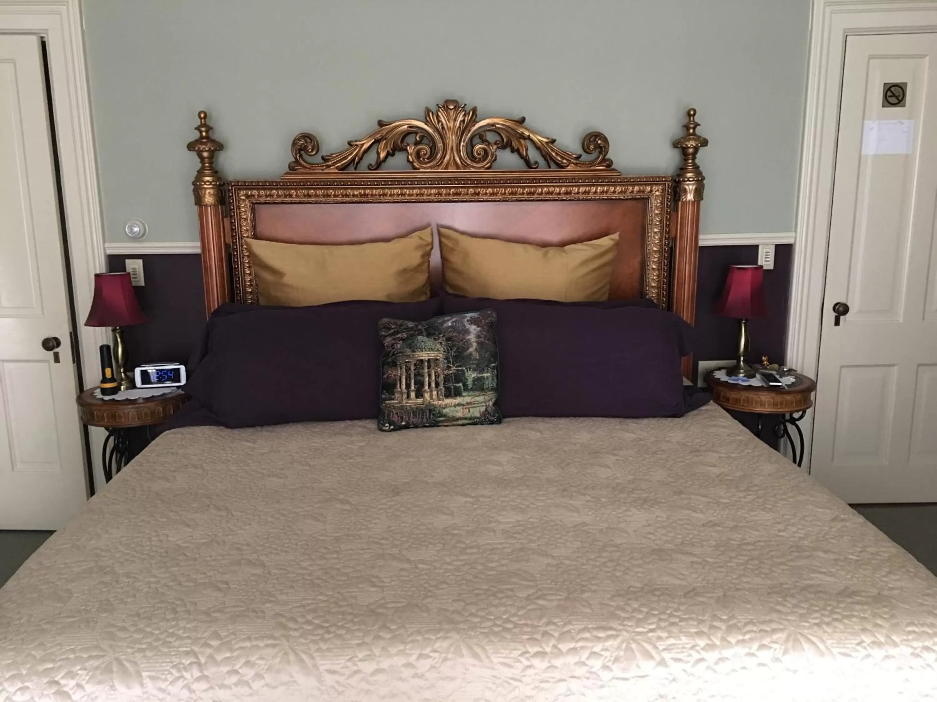 Bed in Queen Anne Bed and Breakfast