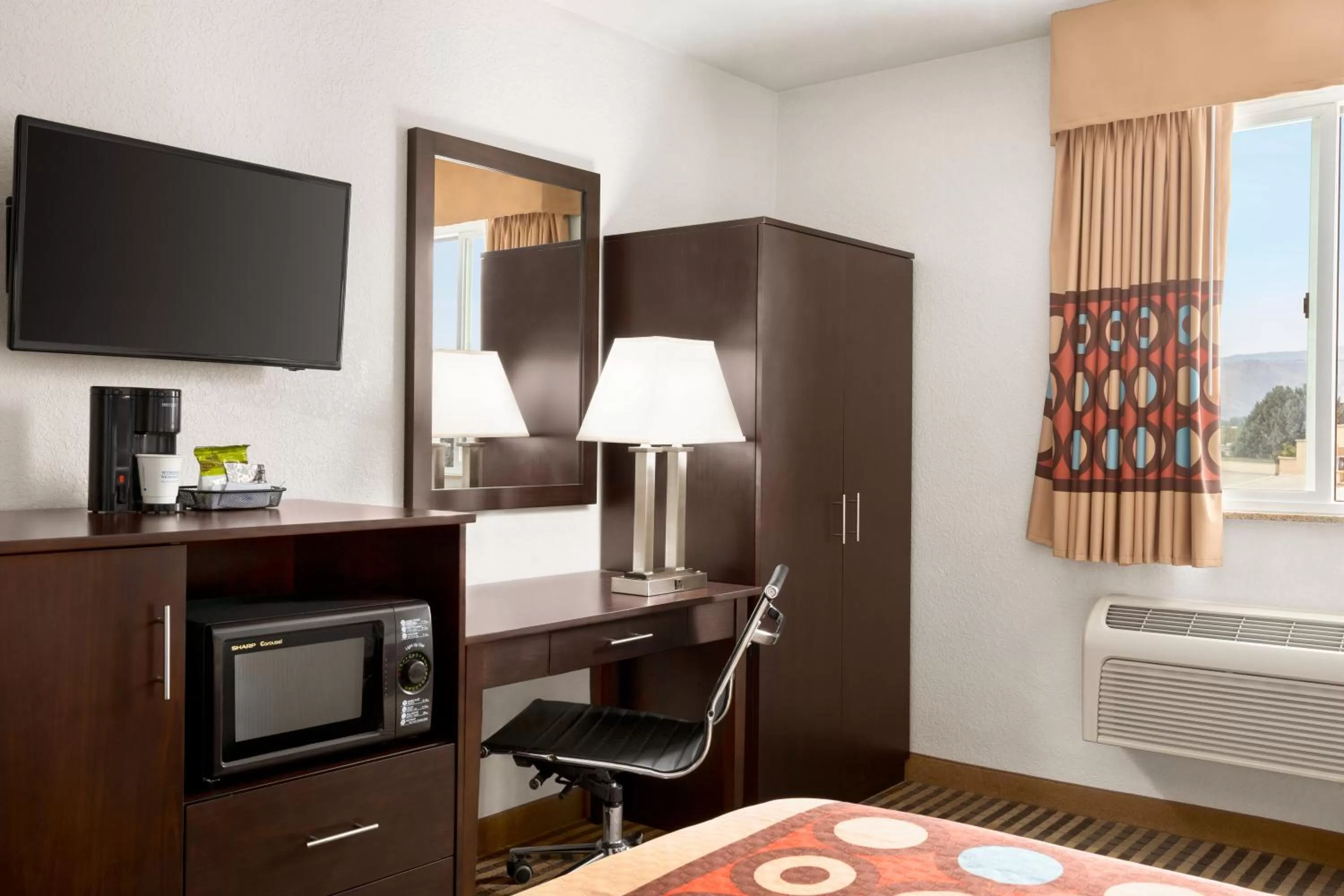 TV and multimedia, Bed in Quality Inn Wenatchee-Leavenworth