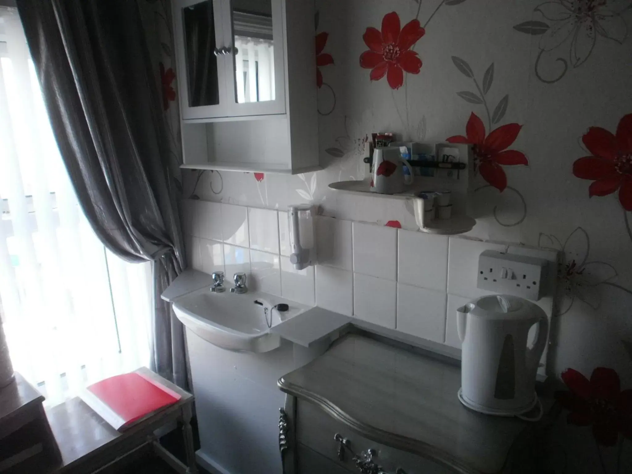 Coffee/tea facilities, Bathroom in The Withnell Hotel