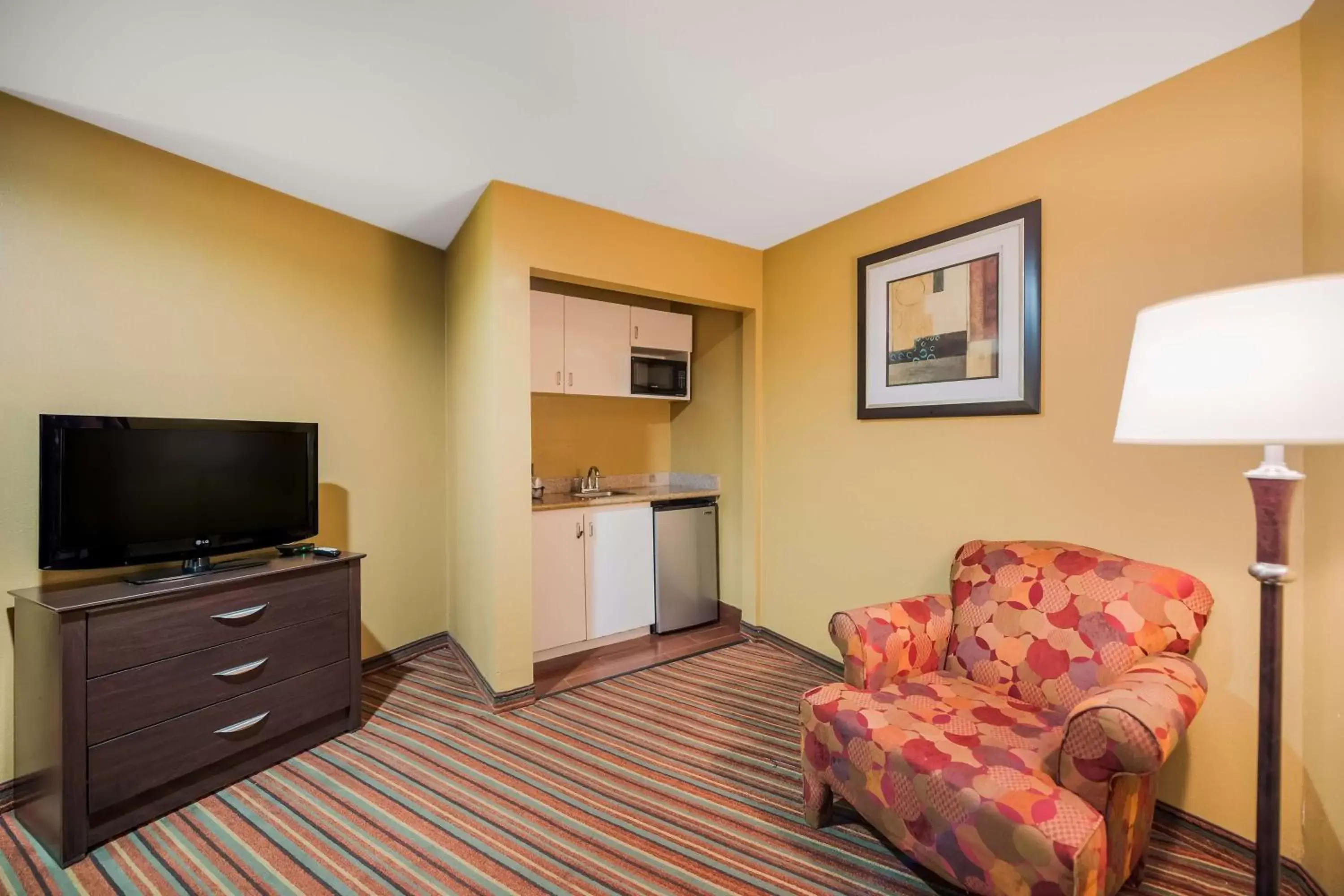 Bedroom, Seating Area in SureStay Hotel by Best Western Mt Pleasant