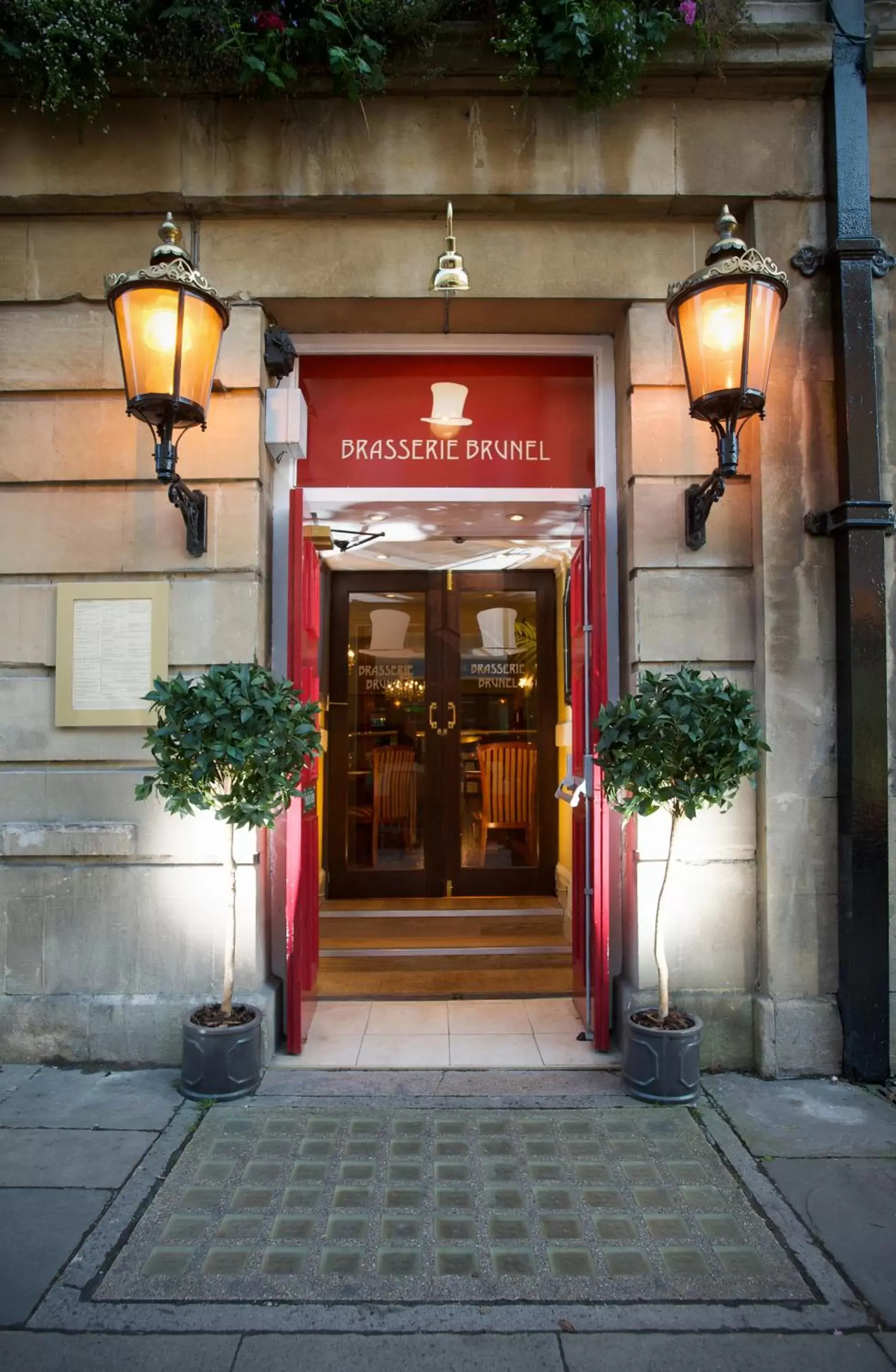 Restaurant/places to eat in Royal Hotel