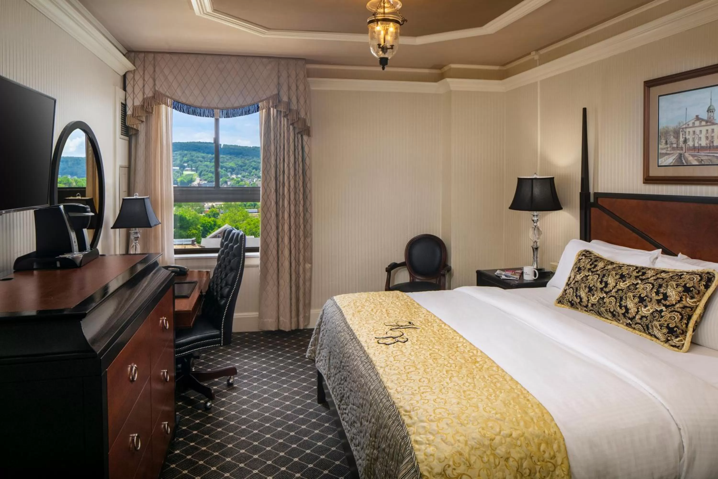 King Room with View in Historic Hotel Bethlehem