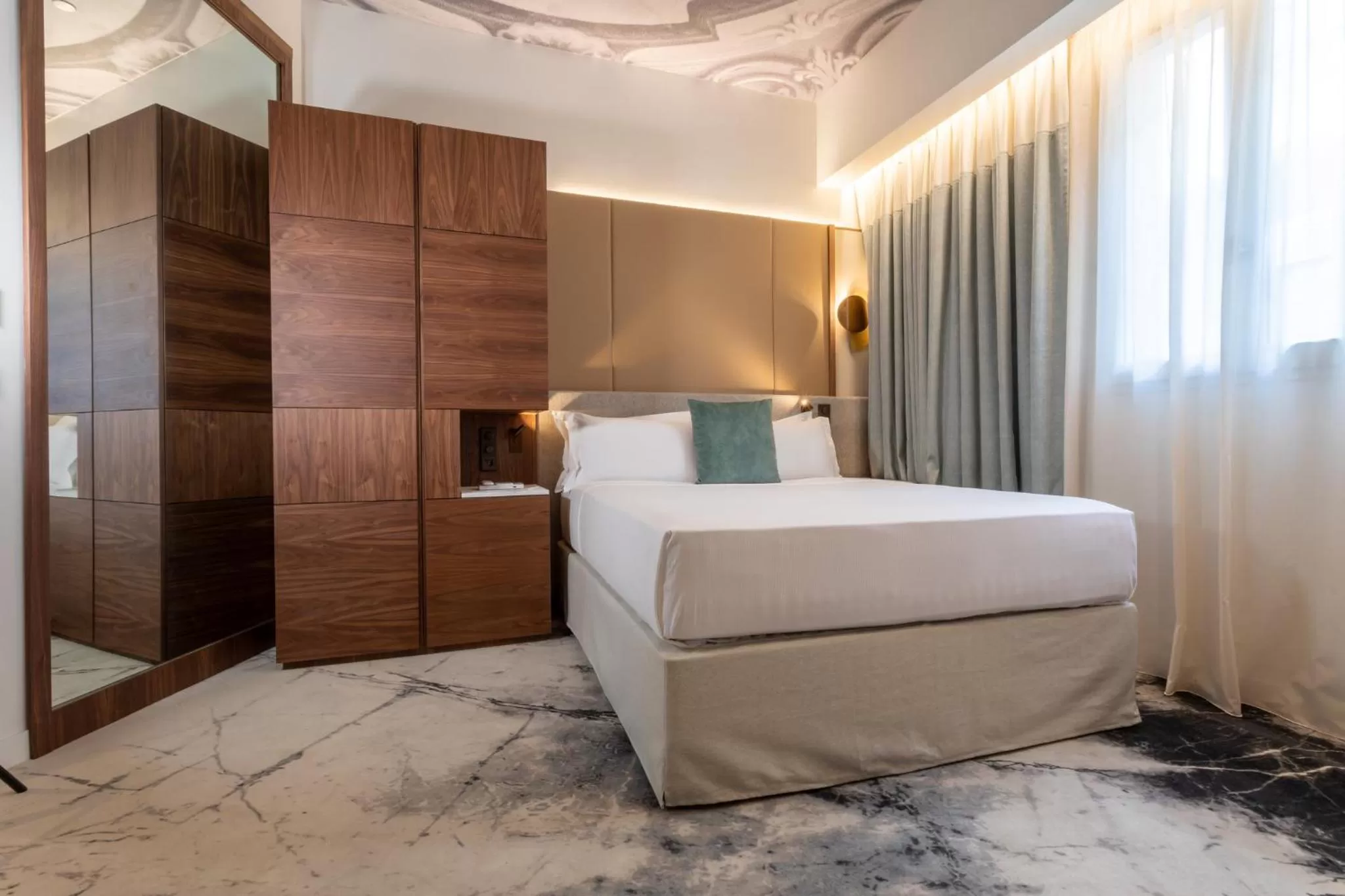 Photo of the whole room, Bed in InterContinental Paris Champs Elysées Etoile by IHG