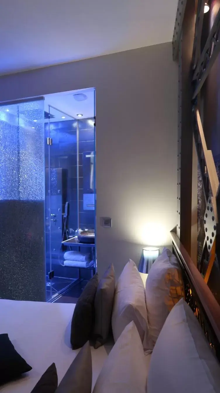 Bathroom in Secret de Paris - Hotel & Spa