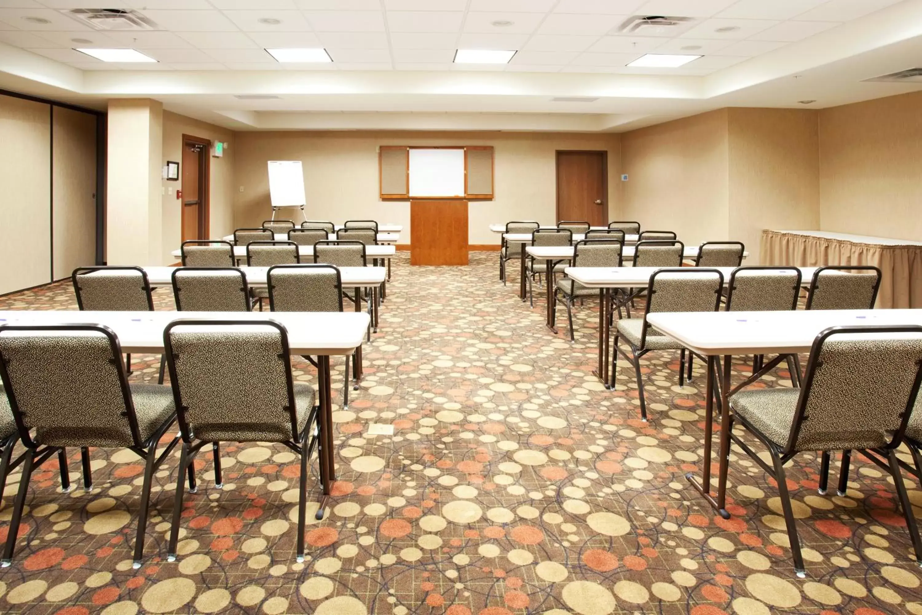 Meeting/conference room in Holiday Inn Express and Suites Los Alamos Entrada Park, an IHG Hotel