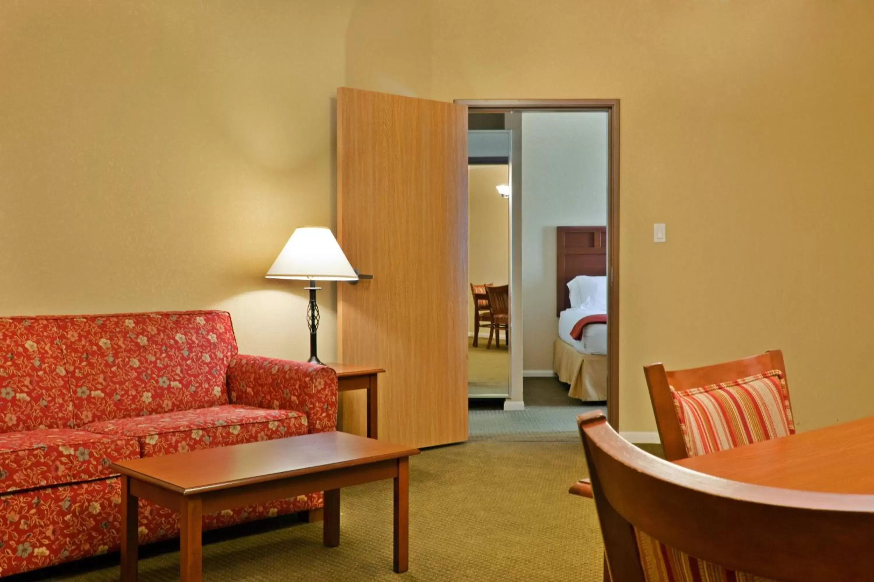 Bedroom, Seating Area in Holiday Inn Express of Salado-Belton, an IHG Hotel