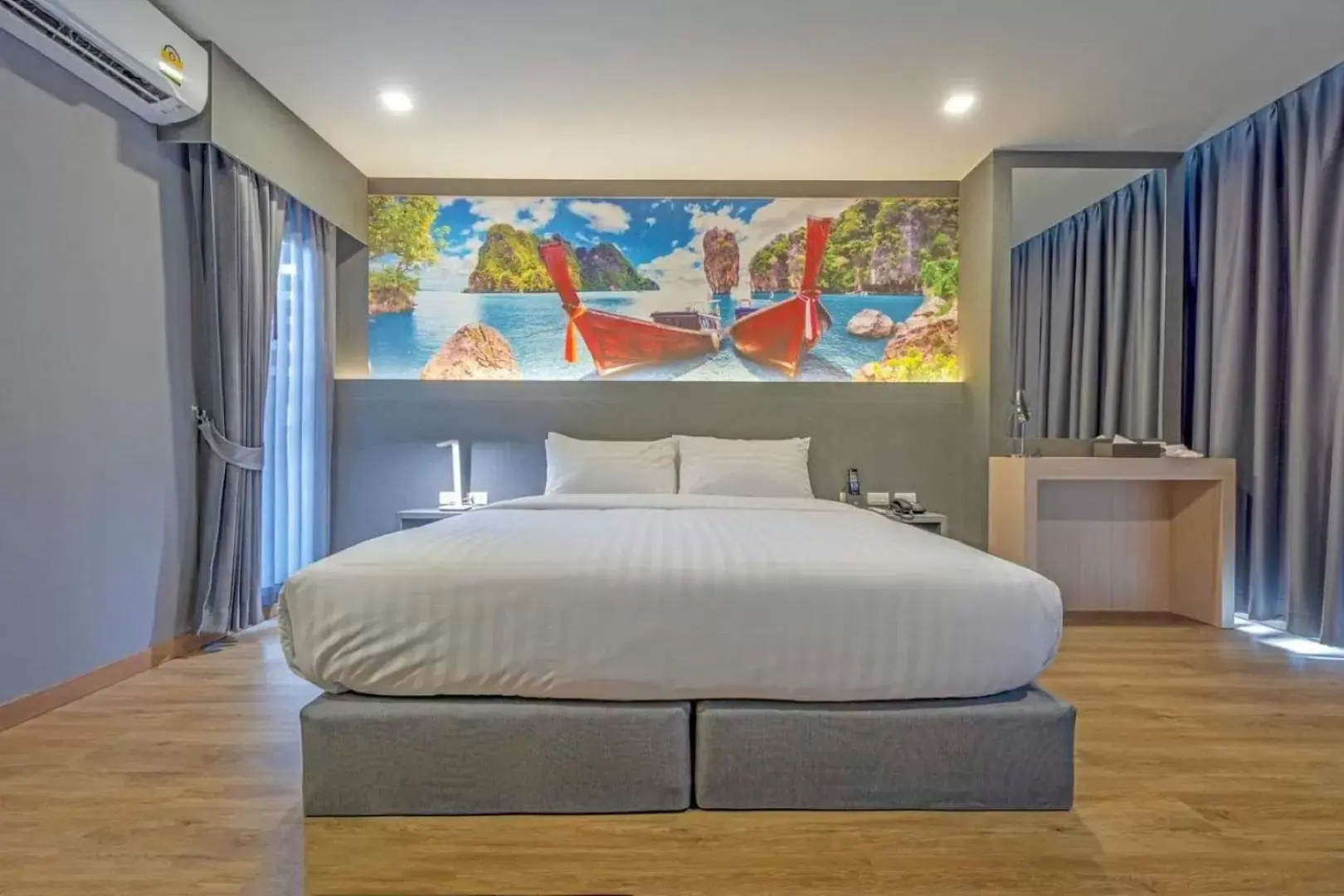 Bedroom, Bed in Hyde Park Hotel Bangkok