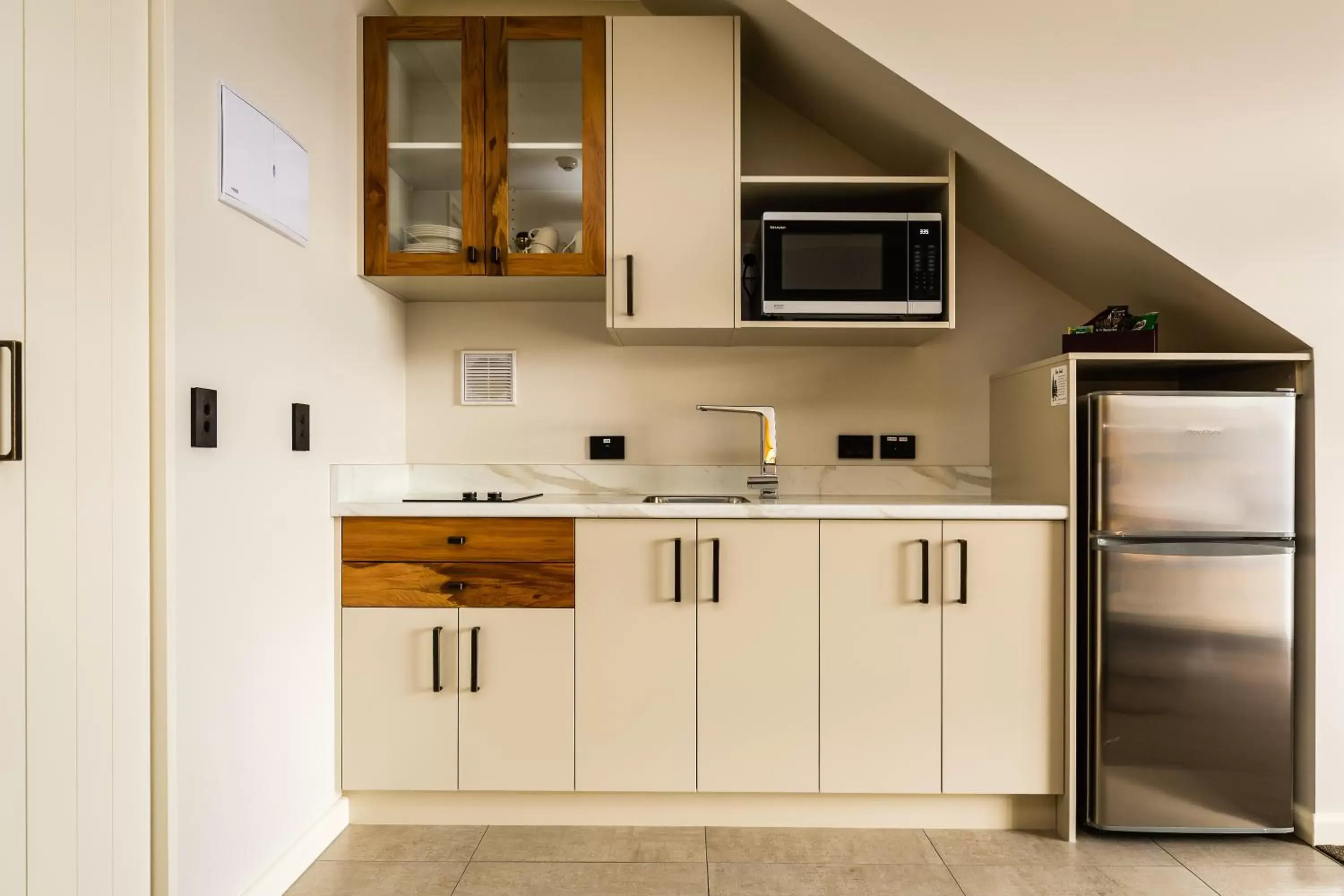 Kitchen/Kitchenette in Pebble Beach Motor Inn