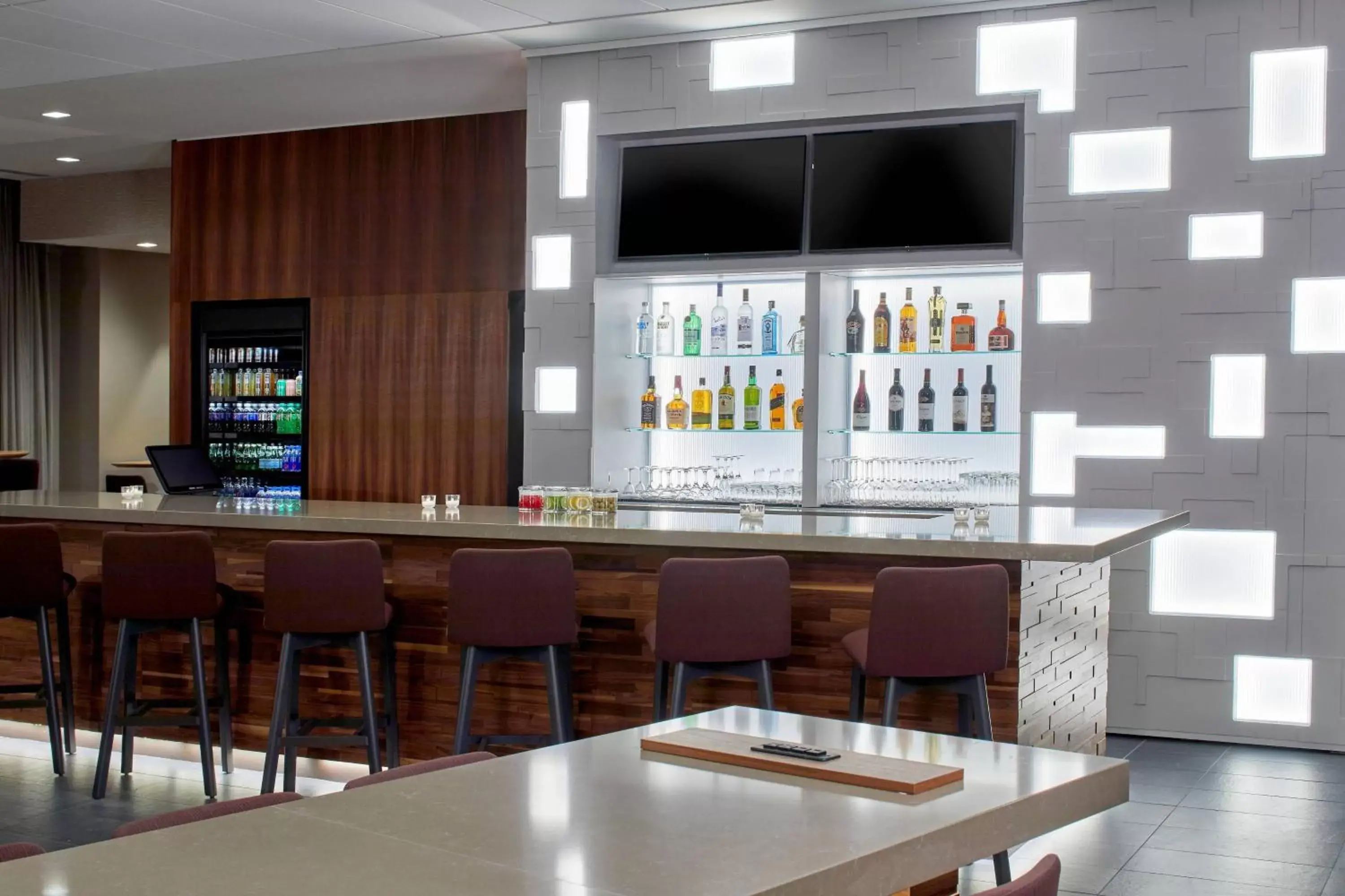 Restaurant/places to eat, Lounge/Bar in Courtyard by Marriott Albany Airport