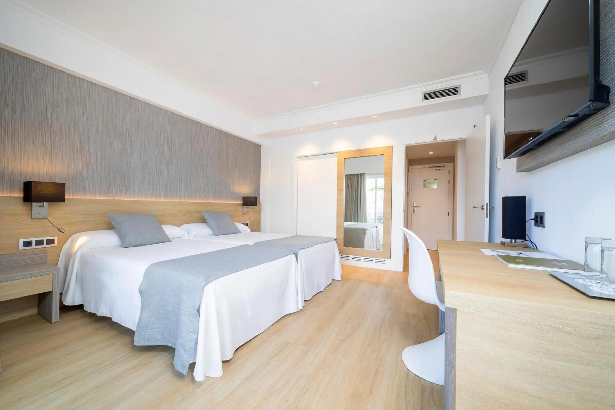 Photo of the whole room, Bed in Hotel Simbad Ibiza