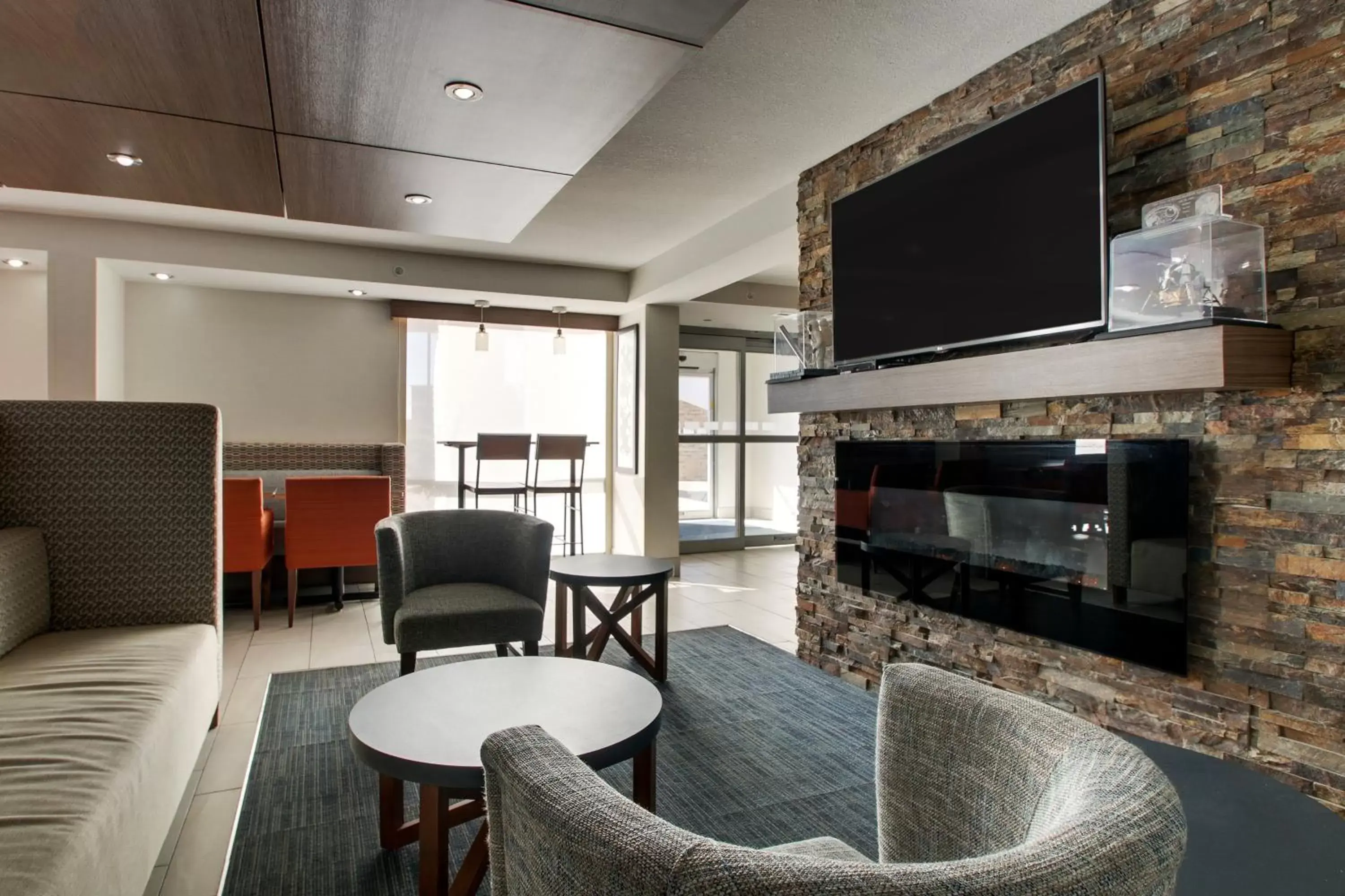 Lobby or reception, Seating Area in Holiday Inn Express & Suites Wapakoneta, an IHG Hotel