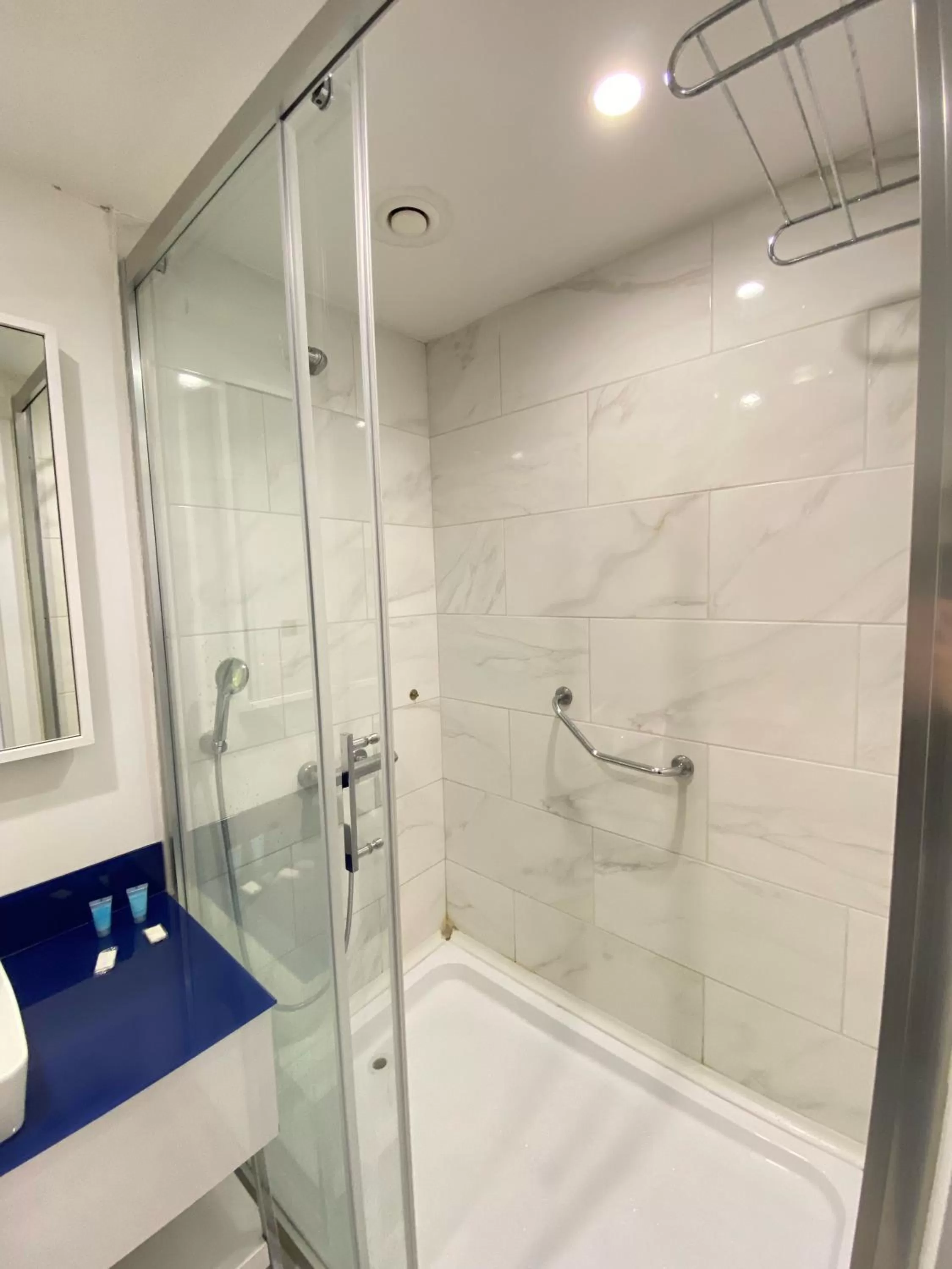 Shower, Bathroom in APARTHOTEL in City Batumi