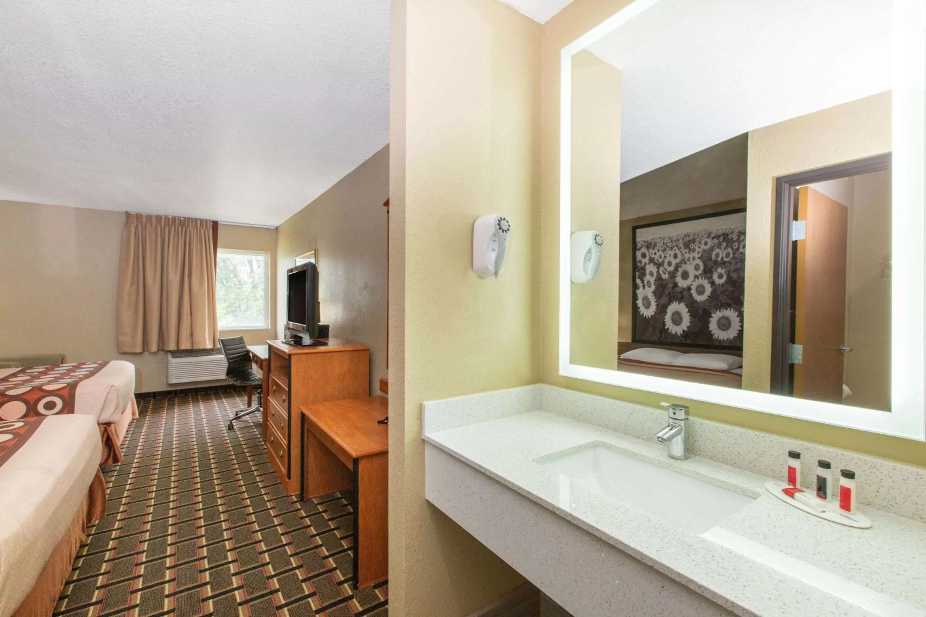 Bathroom, Bed in Super 8 by Wyndham Ottawa