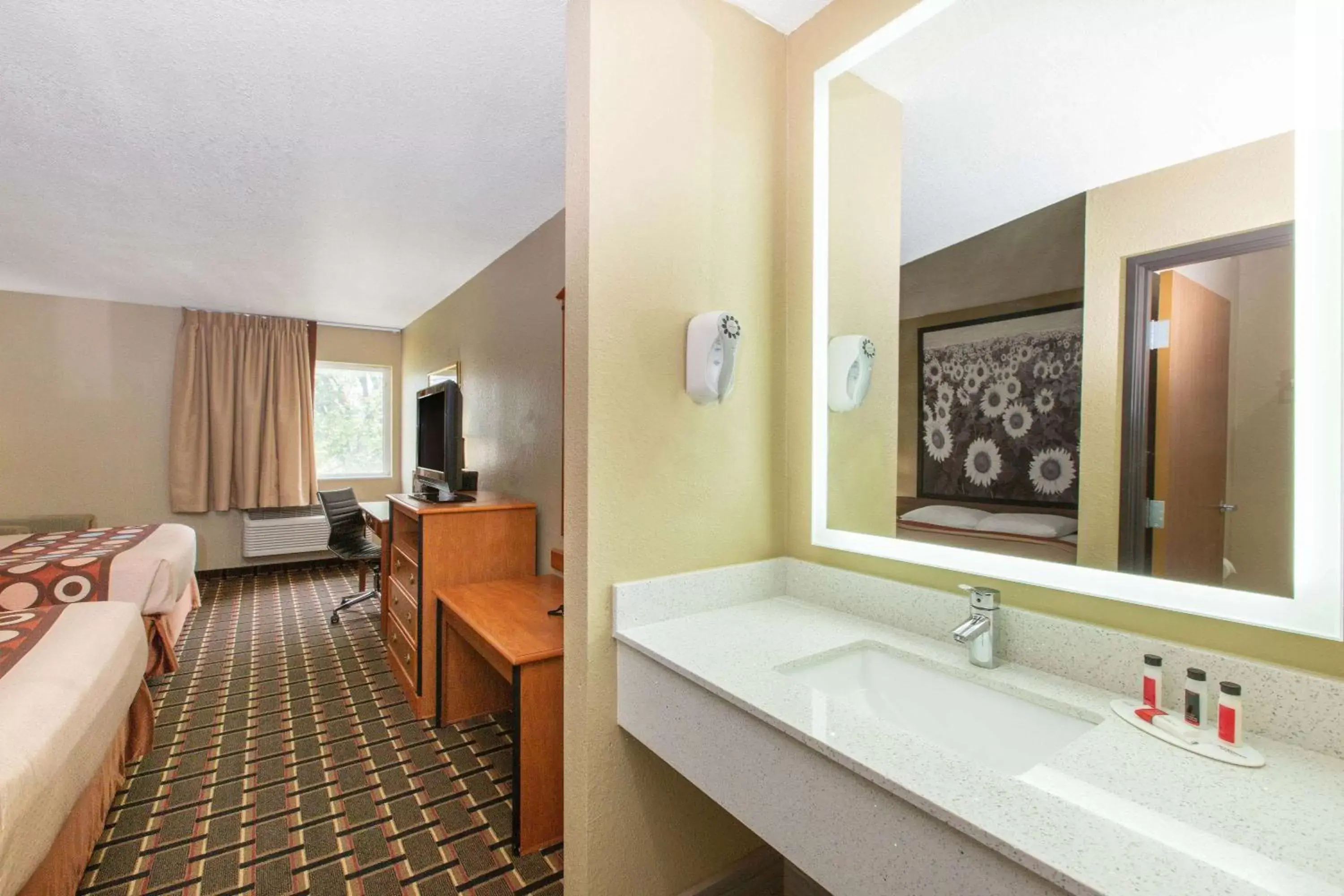 TV and multimedia, Bathroom in Super 8 by Wyndham Ottawa