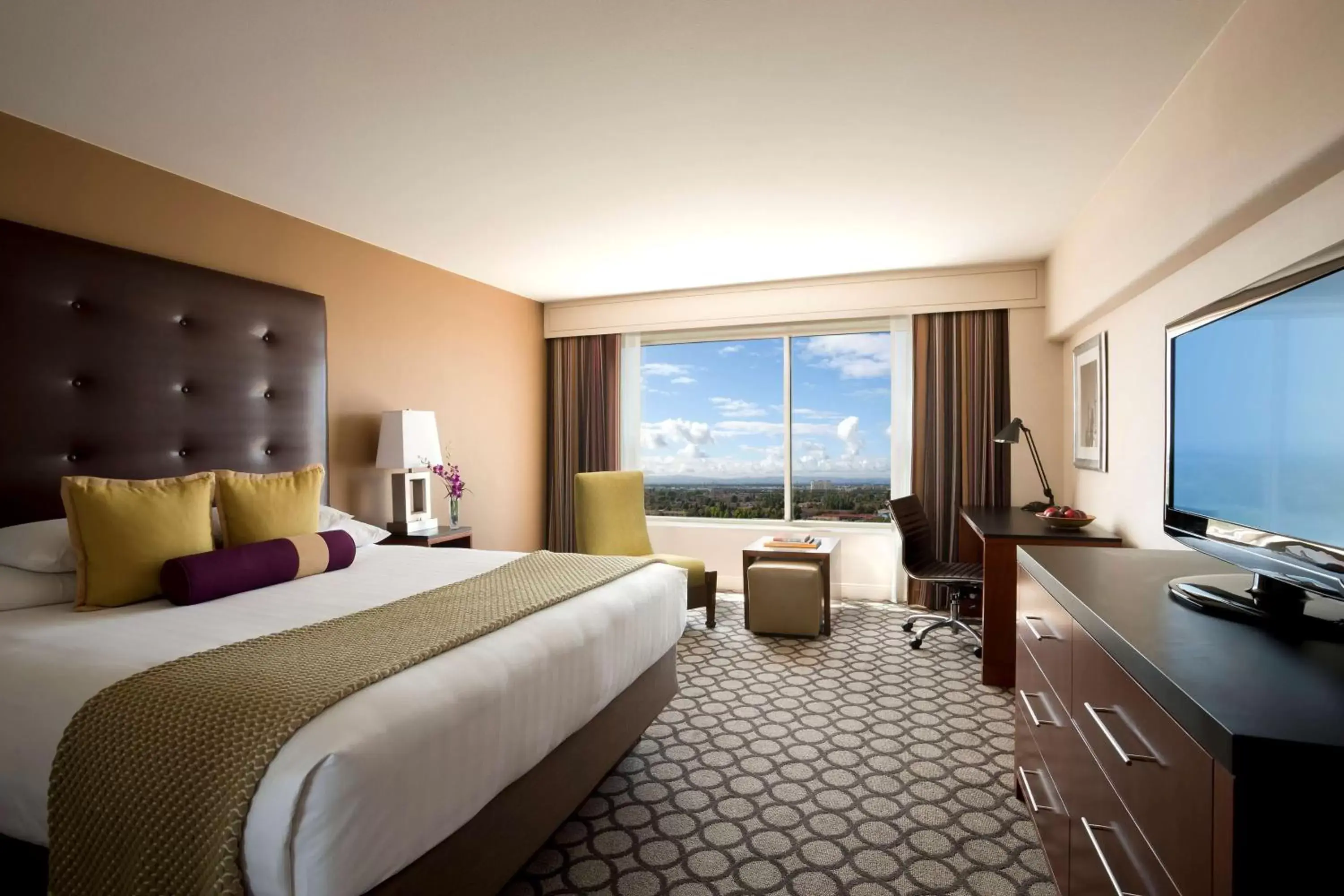 Bedroom, Mountain View in Hyatt Regency Orange County