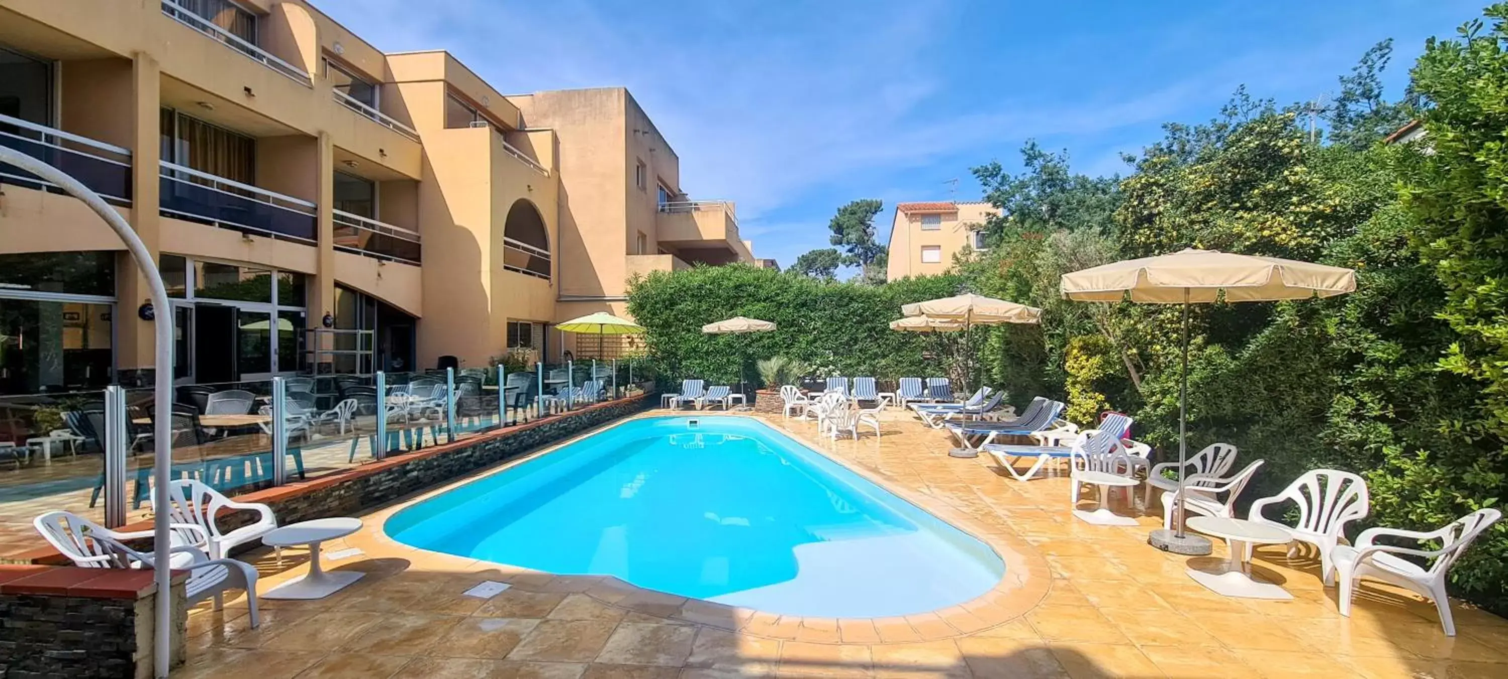 Property building, Swimming Pool in Hôtel Le Maritime