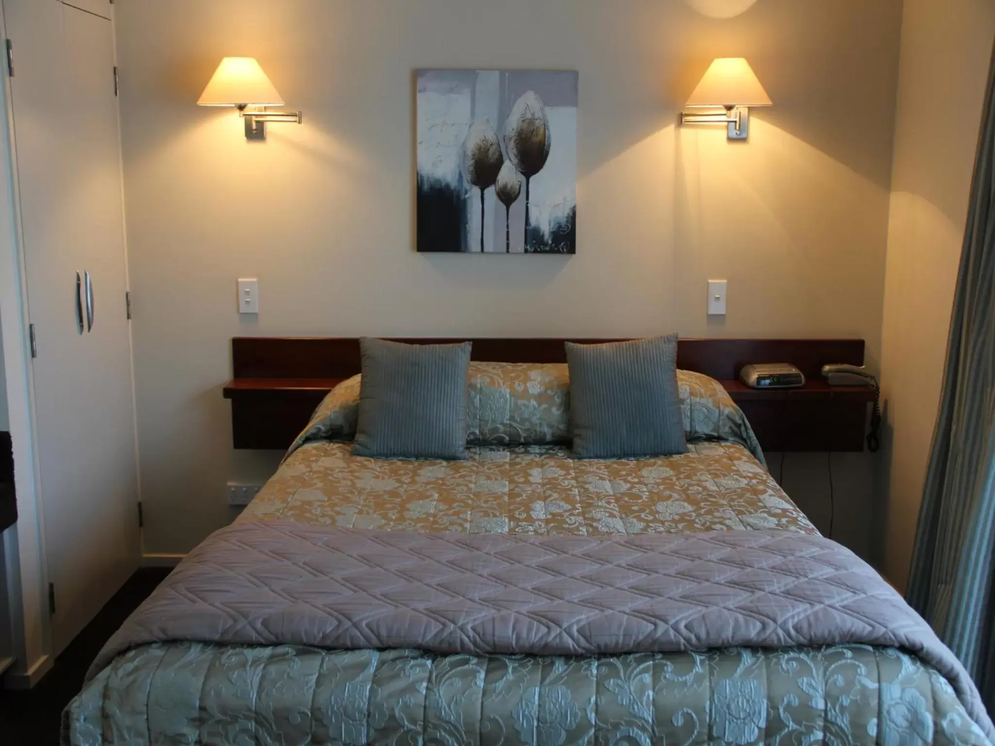 Bedroom, Bed in Cedar Grove Motor Lodge