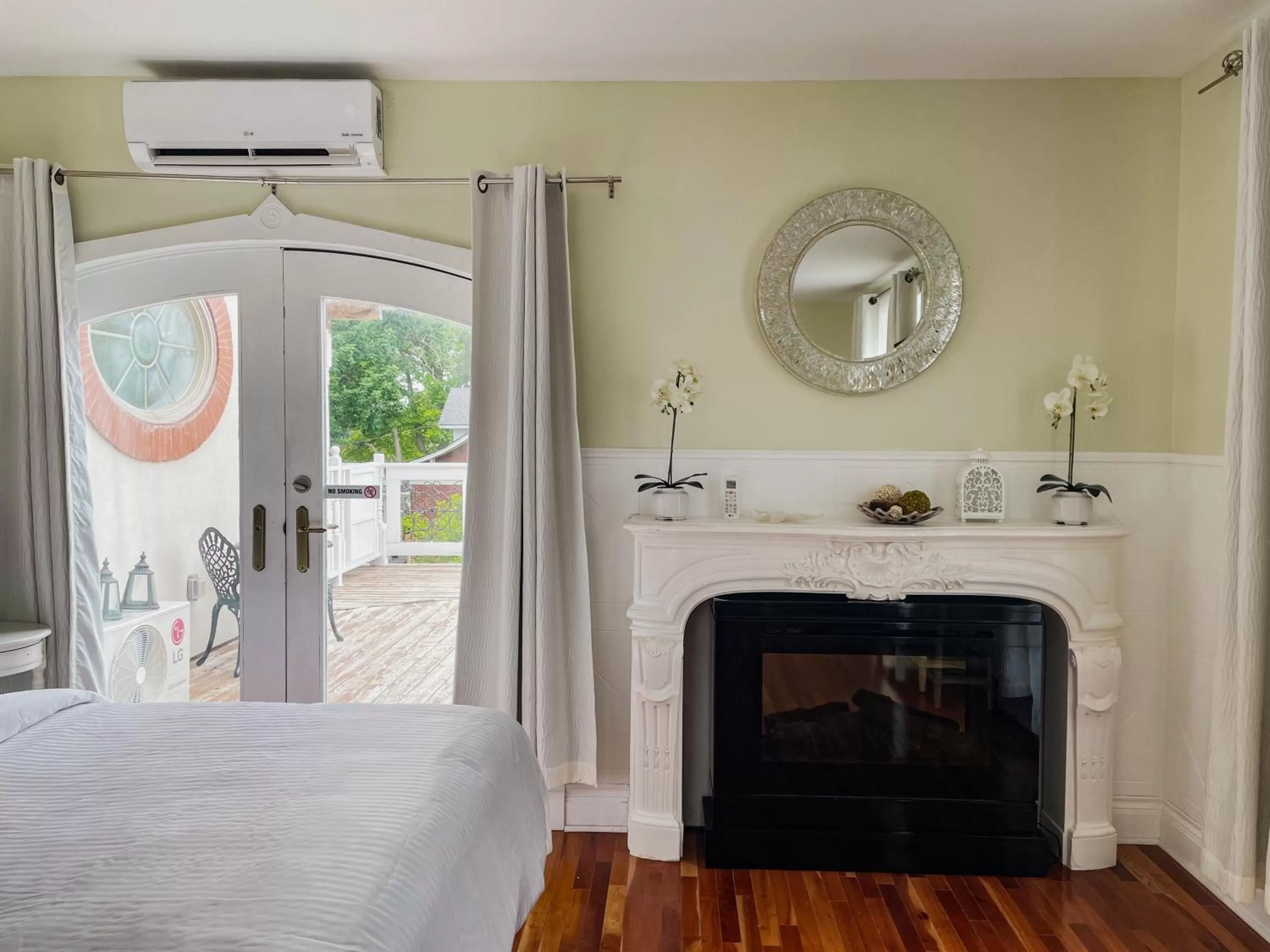 Bed, TV/Entertainment Center in Niagara Grandview Boutique Hotel