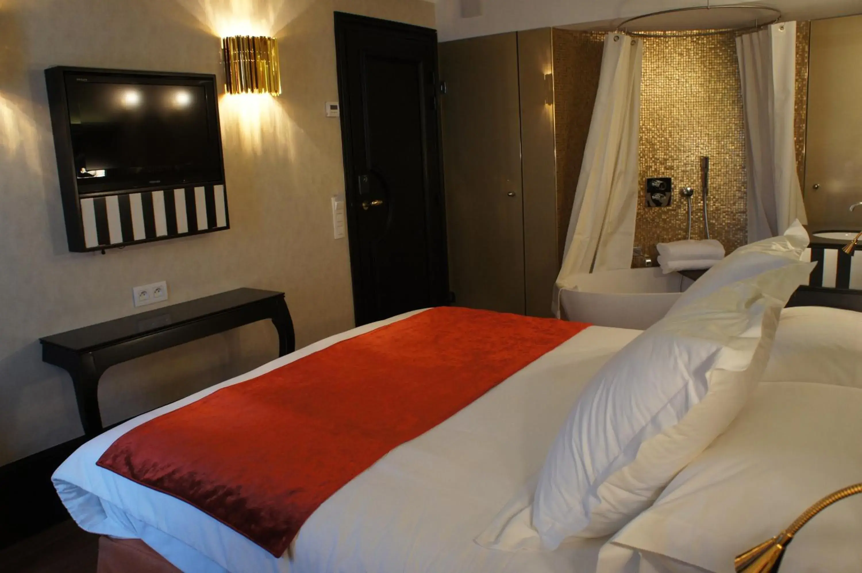 Bedroom, Bed in Tonic Hotel Saint Germain des Pr