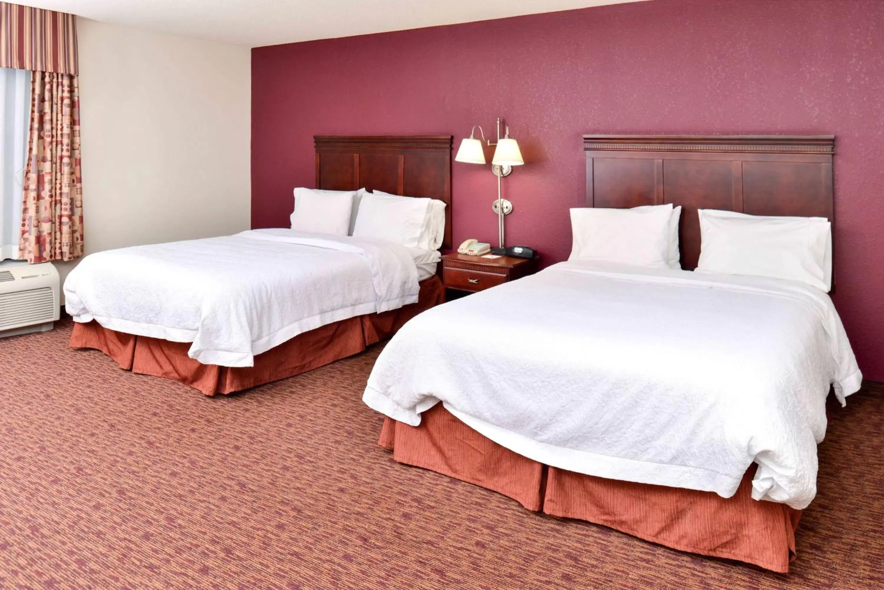 Bed in Hampton Inn & Suites Muncie