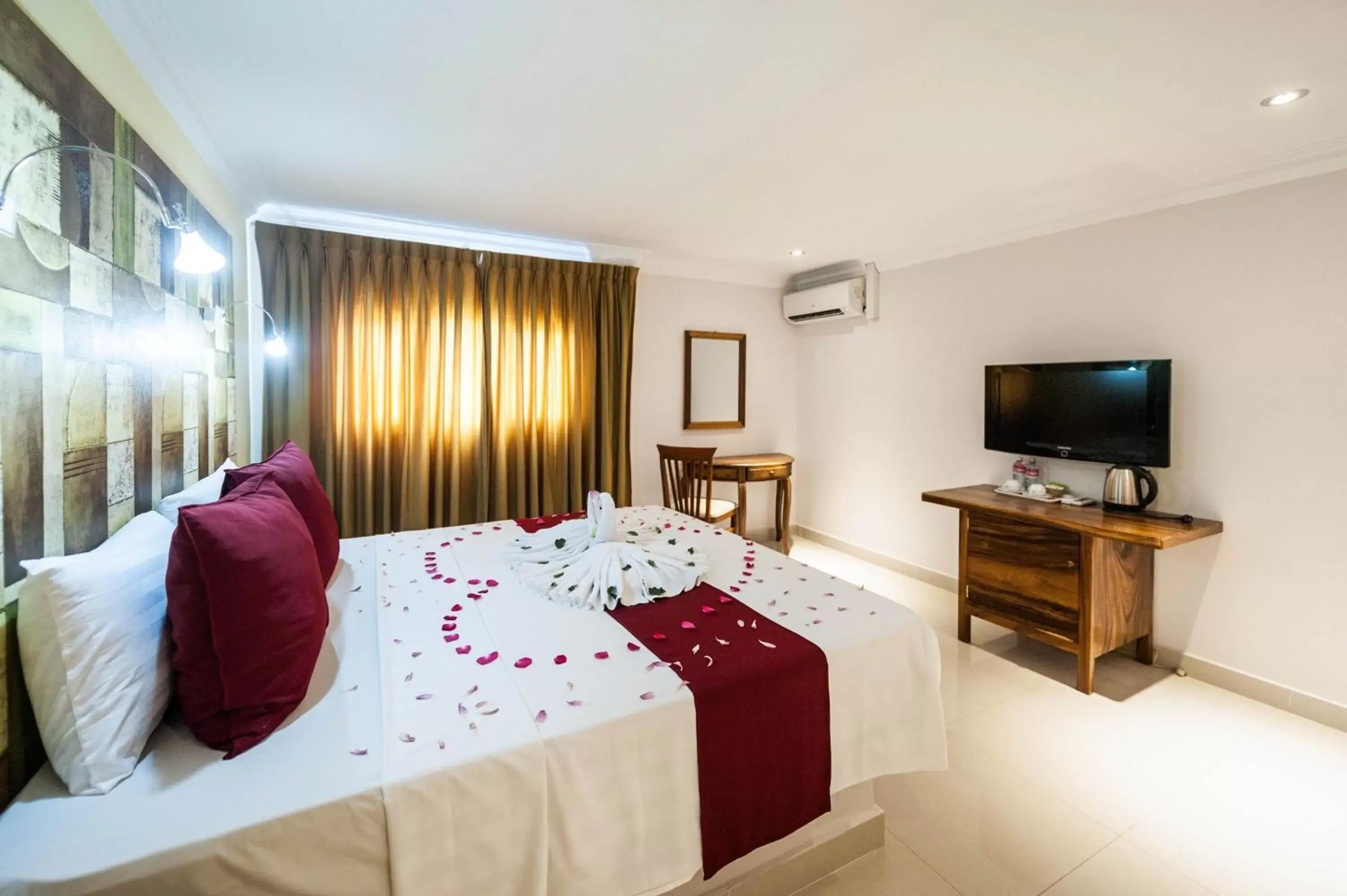 Bedroom, Bed in Angkor International Hotel