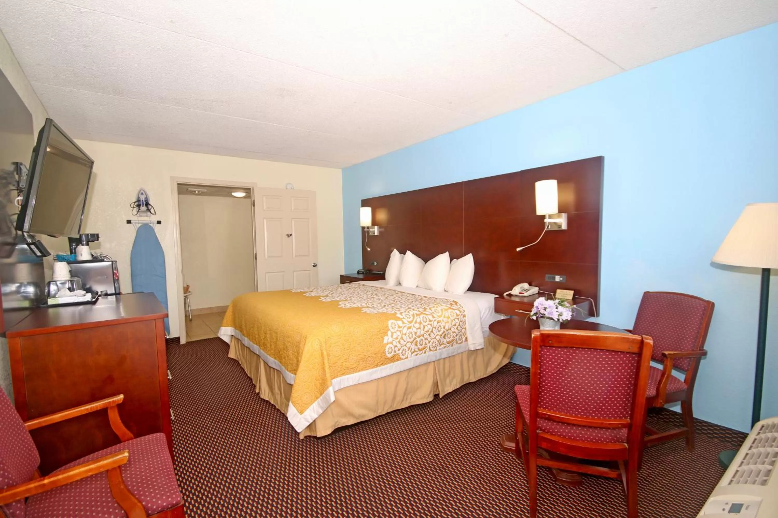 Coffee/tea facilities, Bed in Hamilton Inn Jonesville I-77