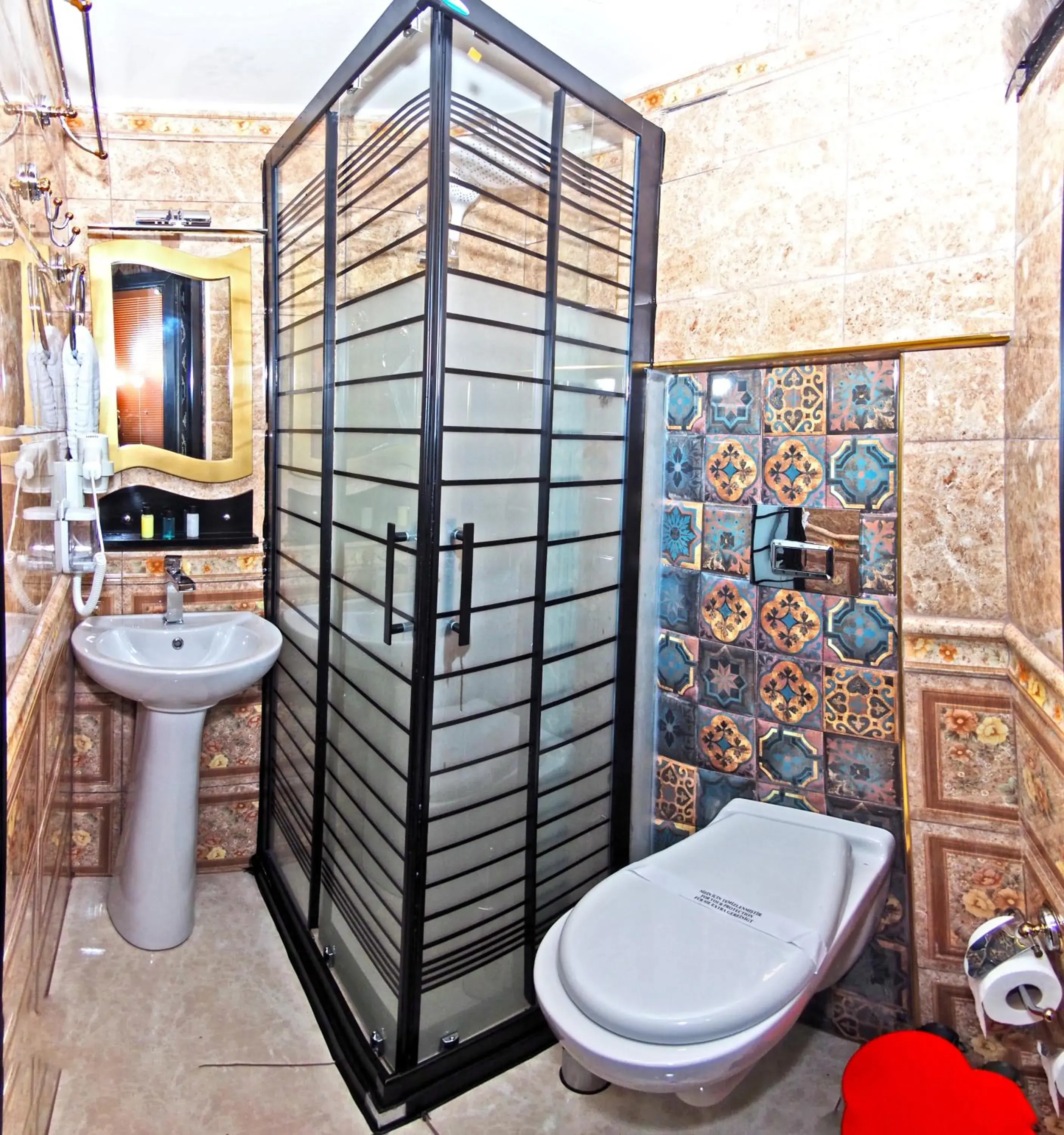 Shower, Bathroom in Sirkeci Gar Hotel