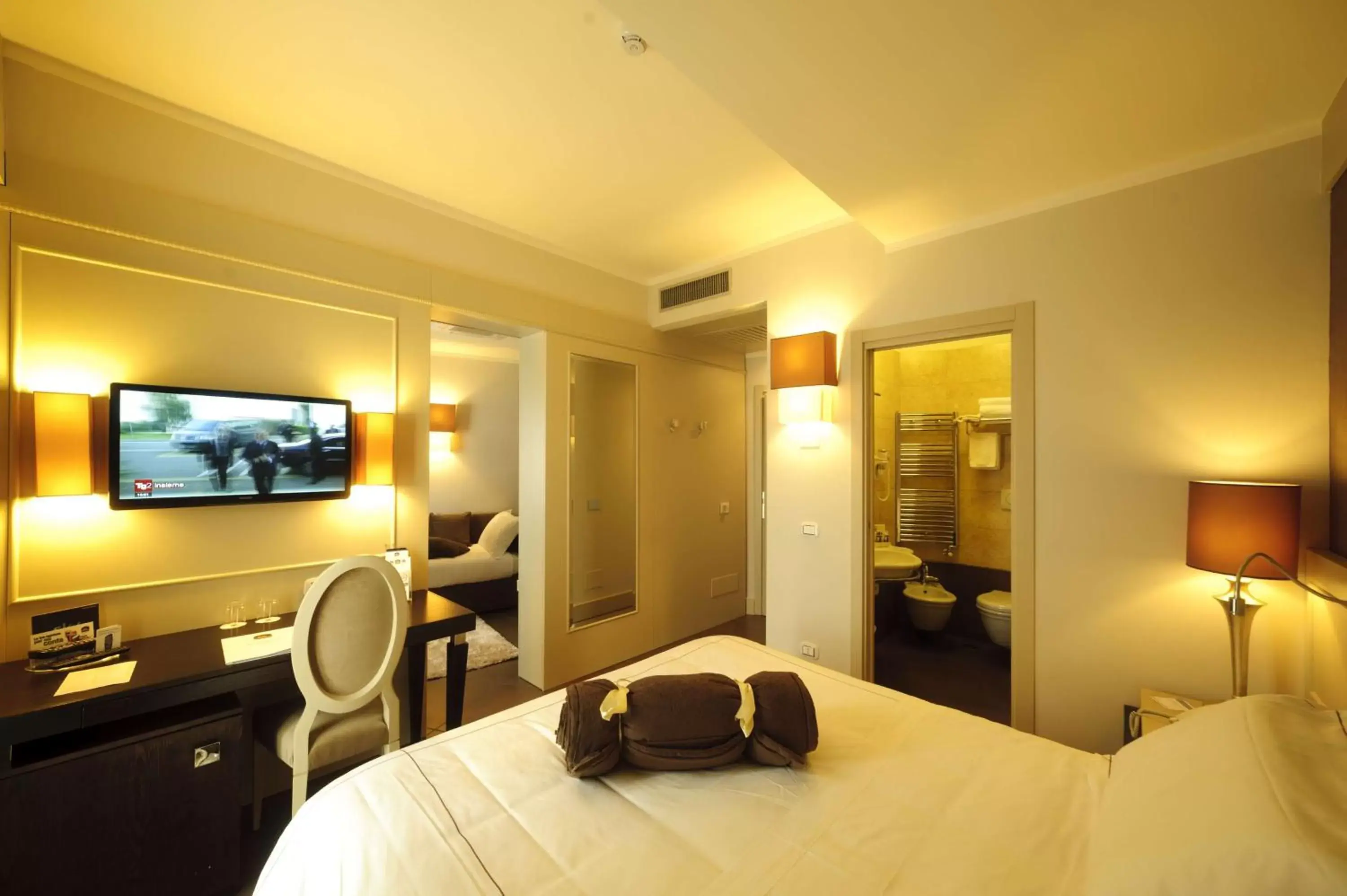 Junior Queen Suite in Best Western Plus Hotel Perla Del Porto Junior Queen Suite in Best Western Plus Hotel Perla Del Porto