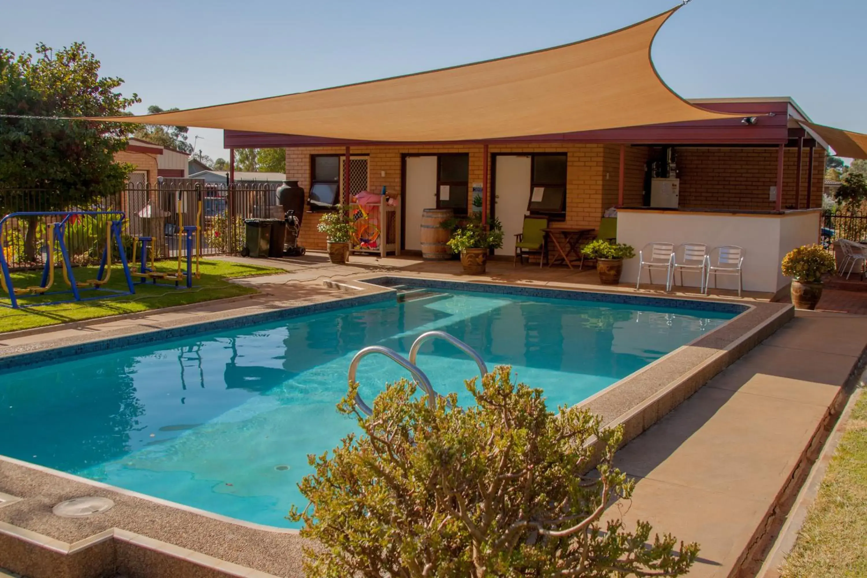 BBQ facilities, Swimming Pool in Angaston Vineyards Motel