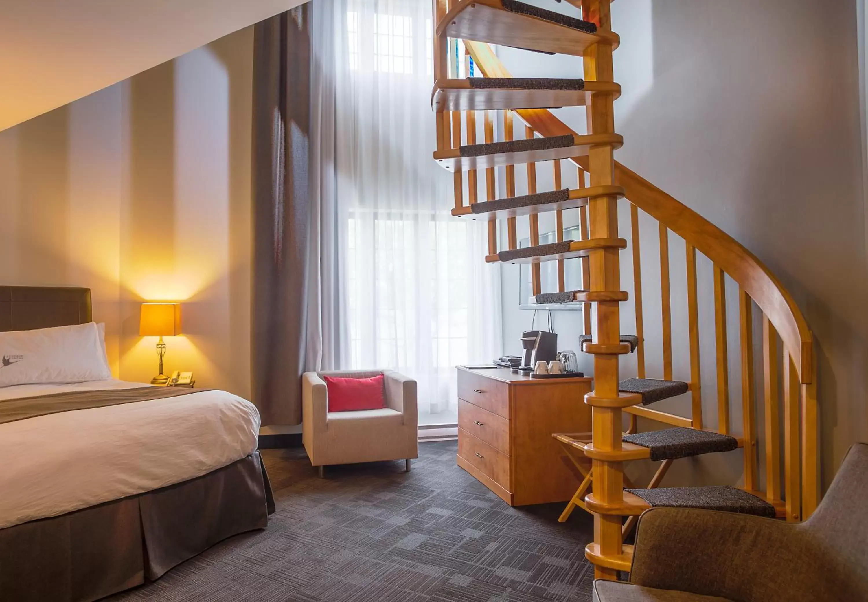 Mezzanine Suite with One Queen Bed and One Murphy Bed in L'Auberge Du Lac St-Pierre