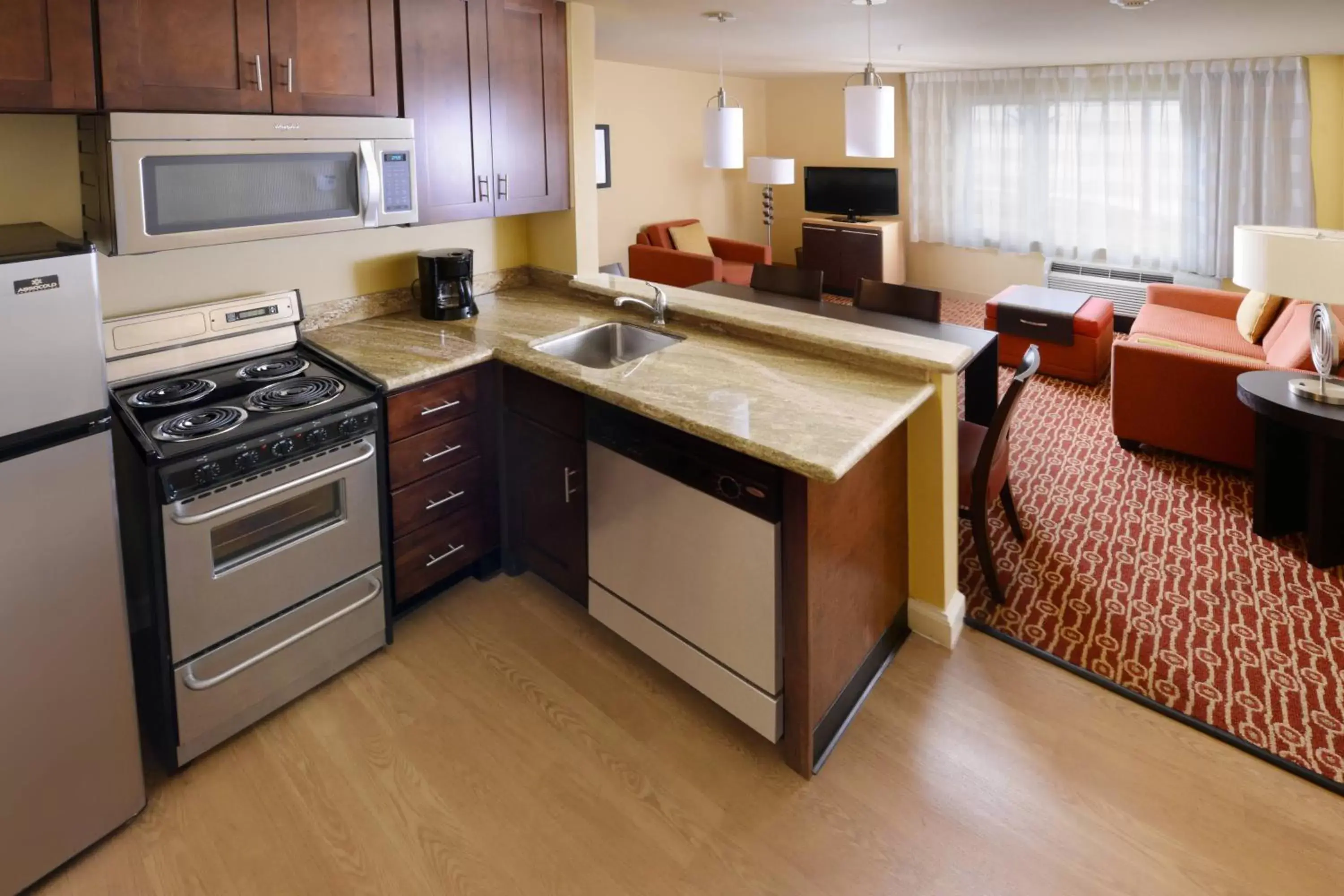 Living room, Kitchen/Kitchenette in TownePlace Suites by Marriott Galveston Island