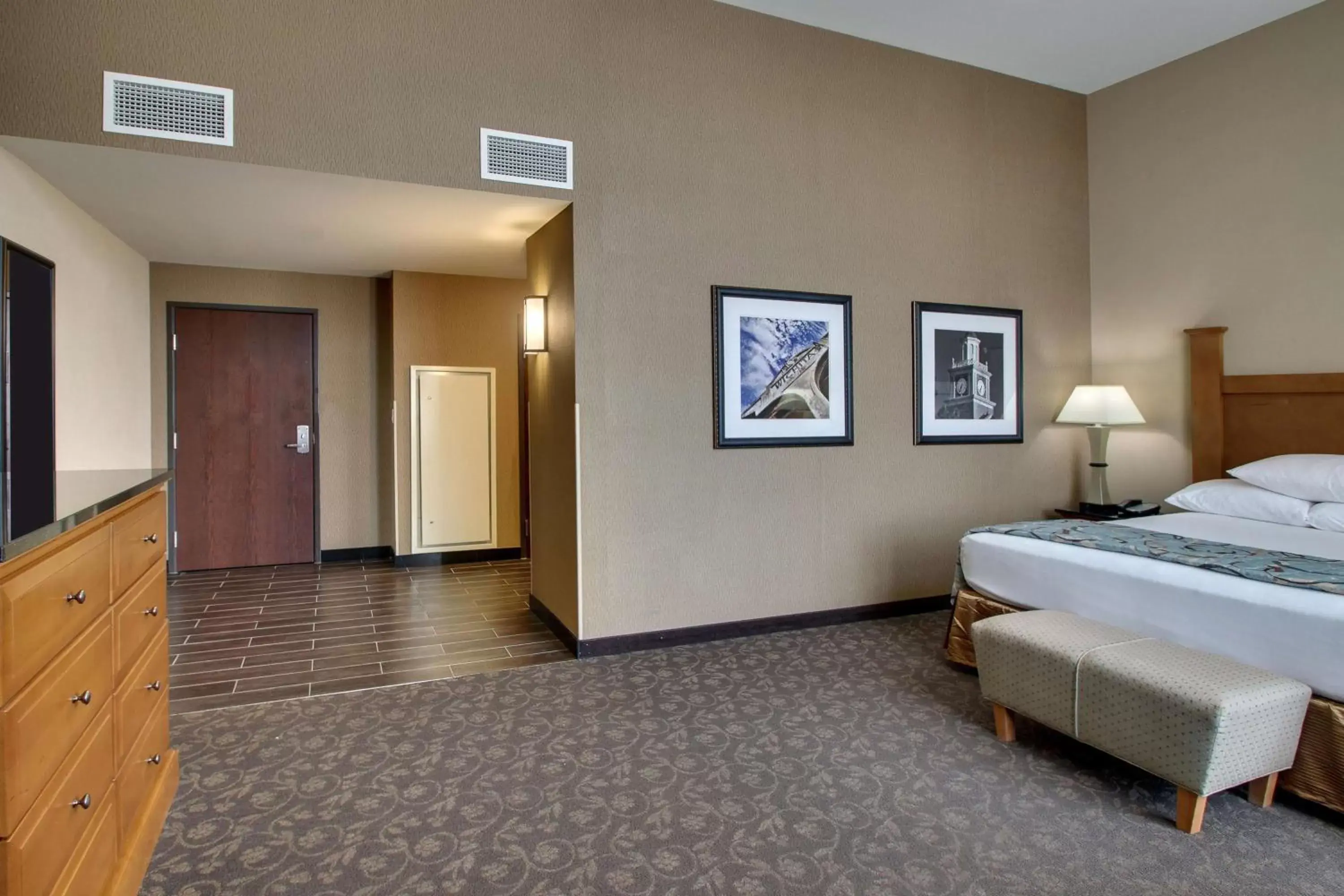 Photo of the whole room, Bed in Drury Plaza Hotel Broadview Wichita