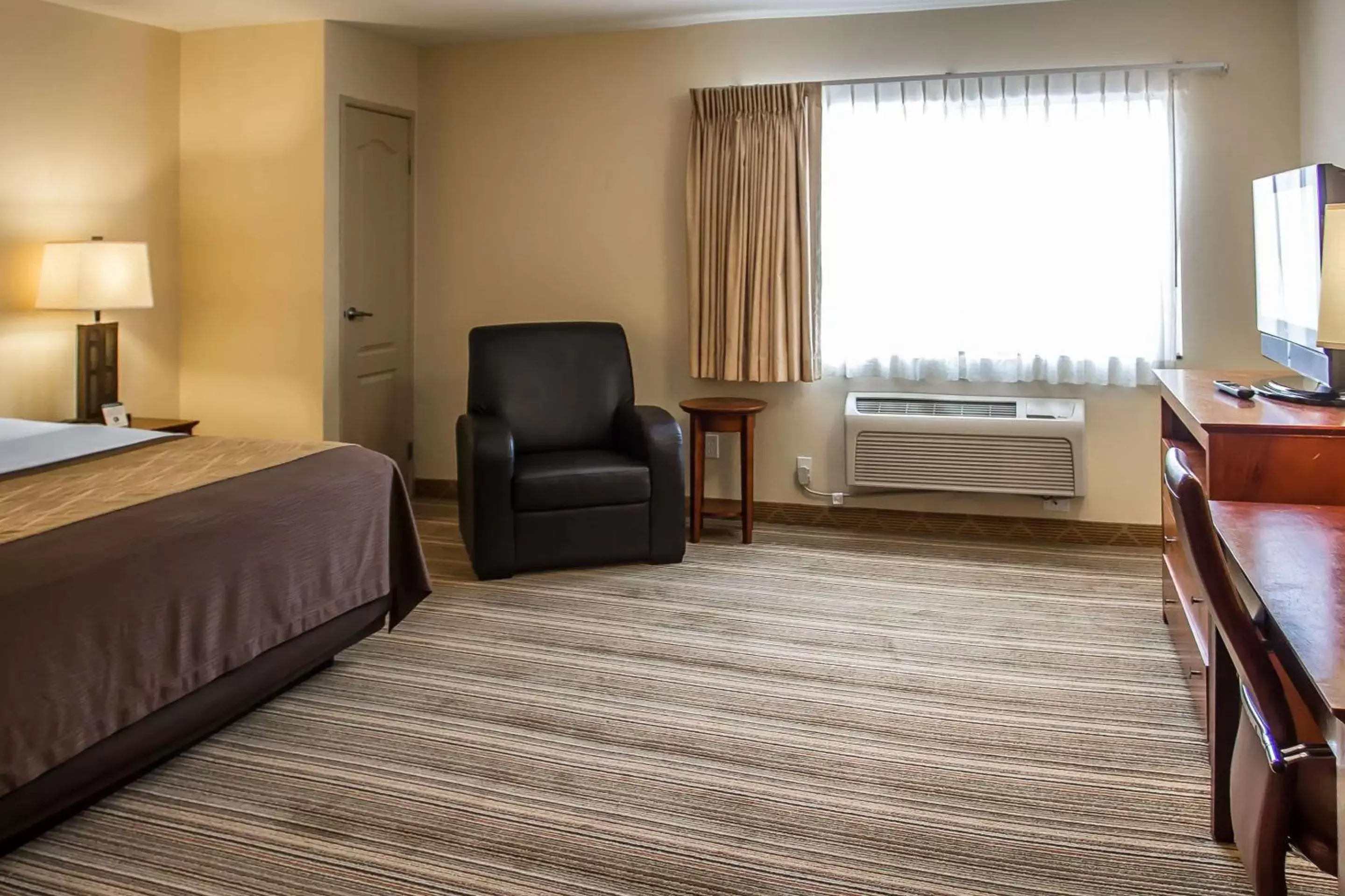Photo of the whole room, Seating Area in Comfort Inn Cockatoo Near LAX
