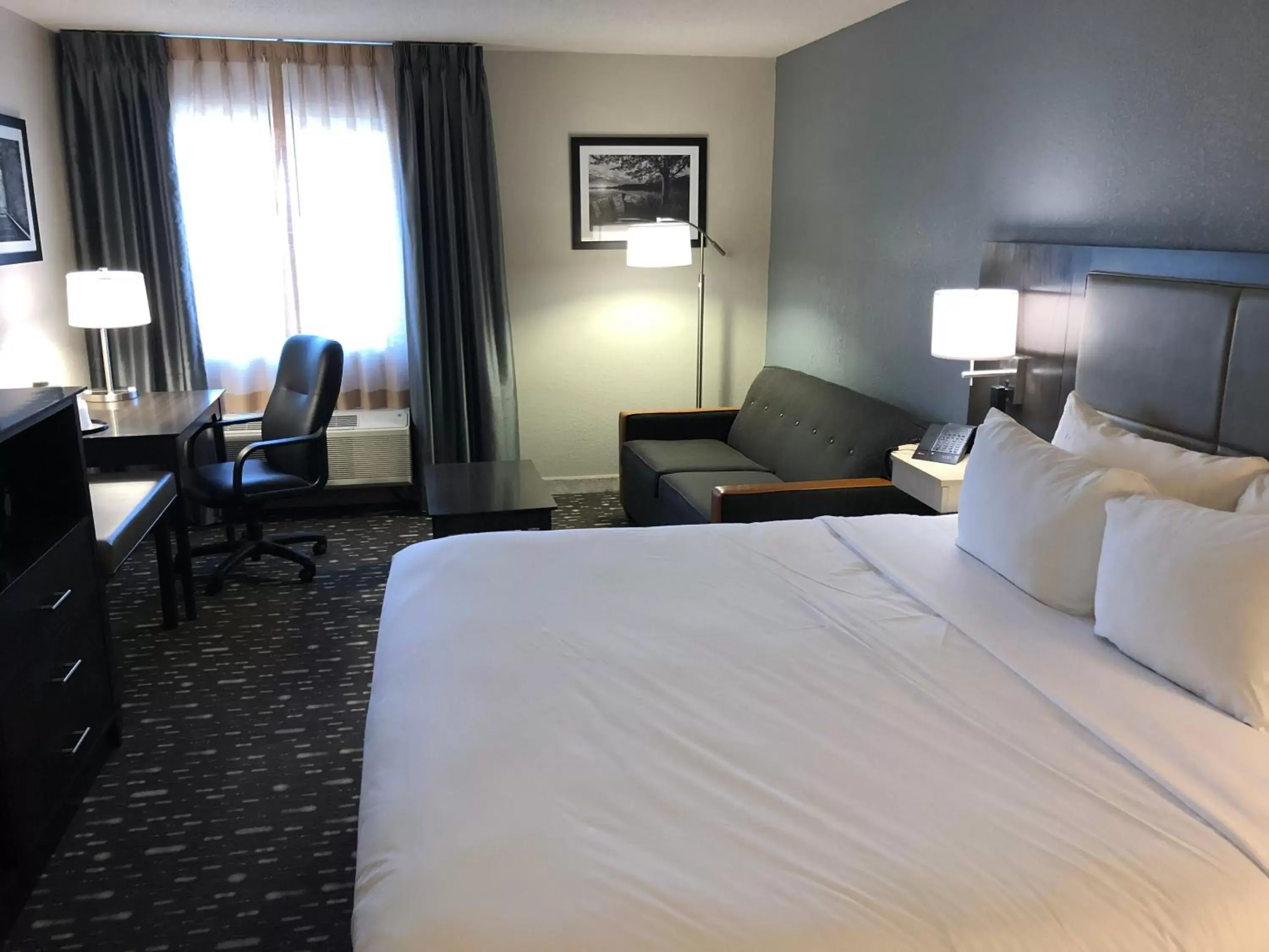 Bed in Country Inn & Suites by Radisson, Auburn, IN