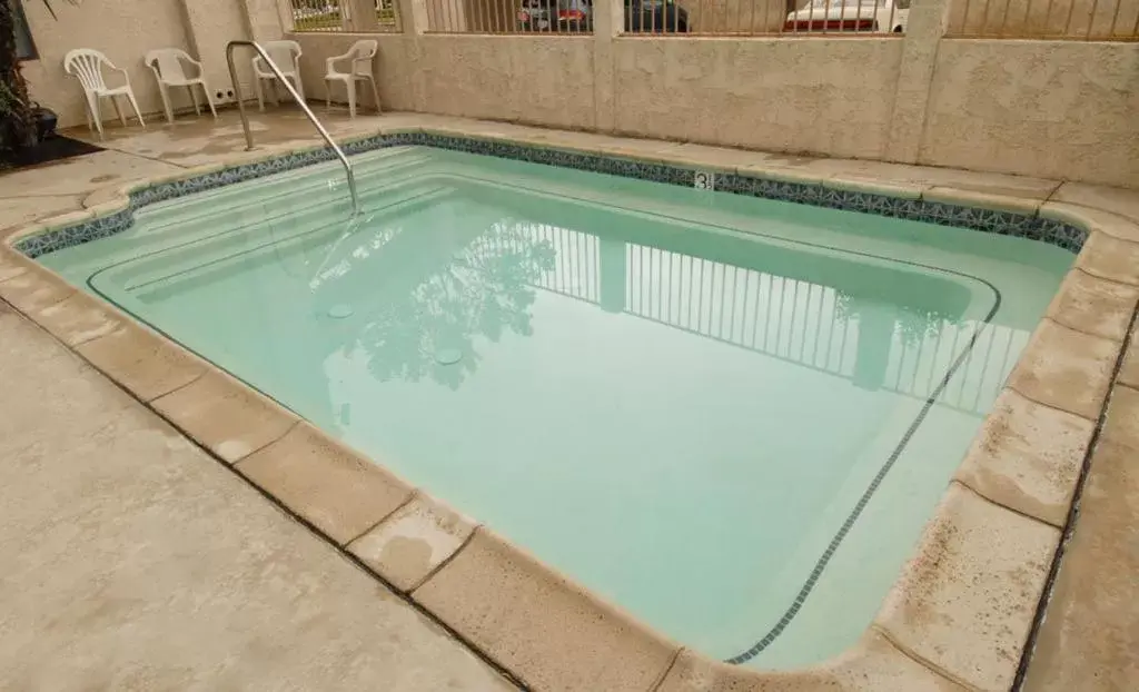 Swimming Pool in Regency Inn