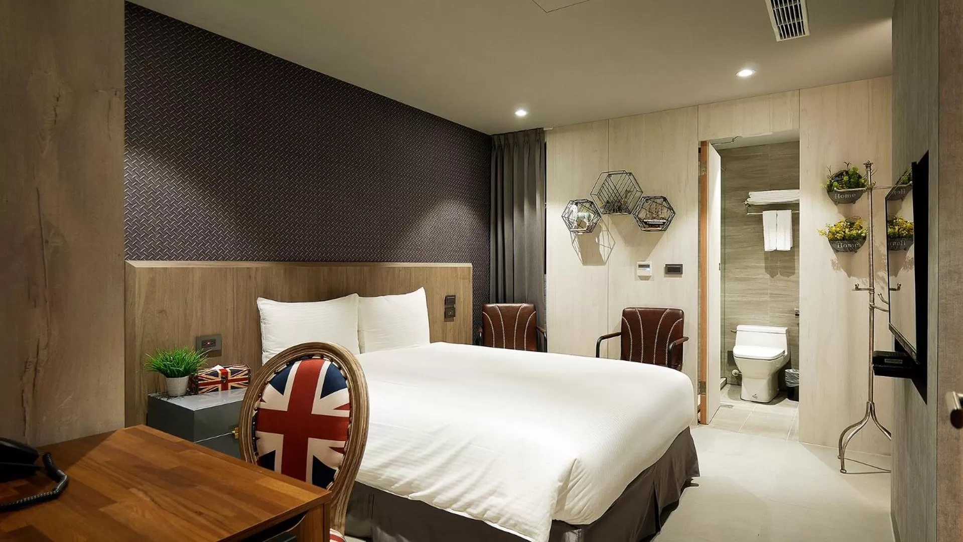 Seating area, Bed in K HOTEL