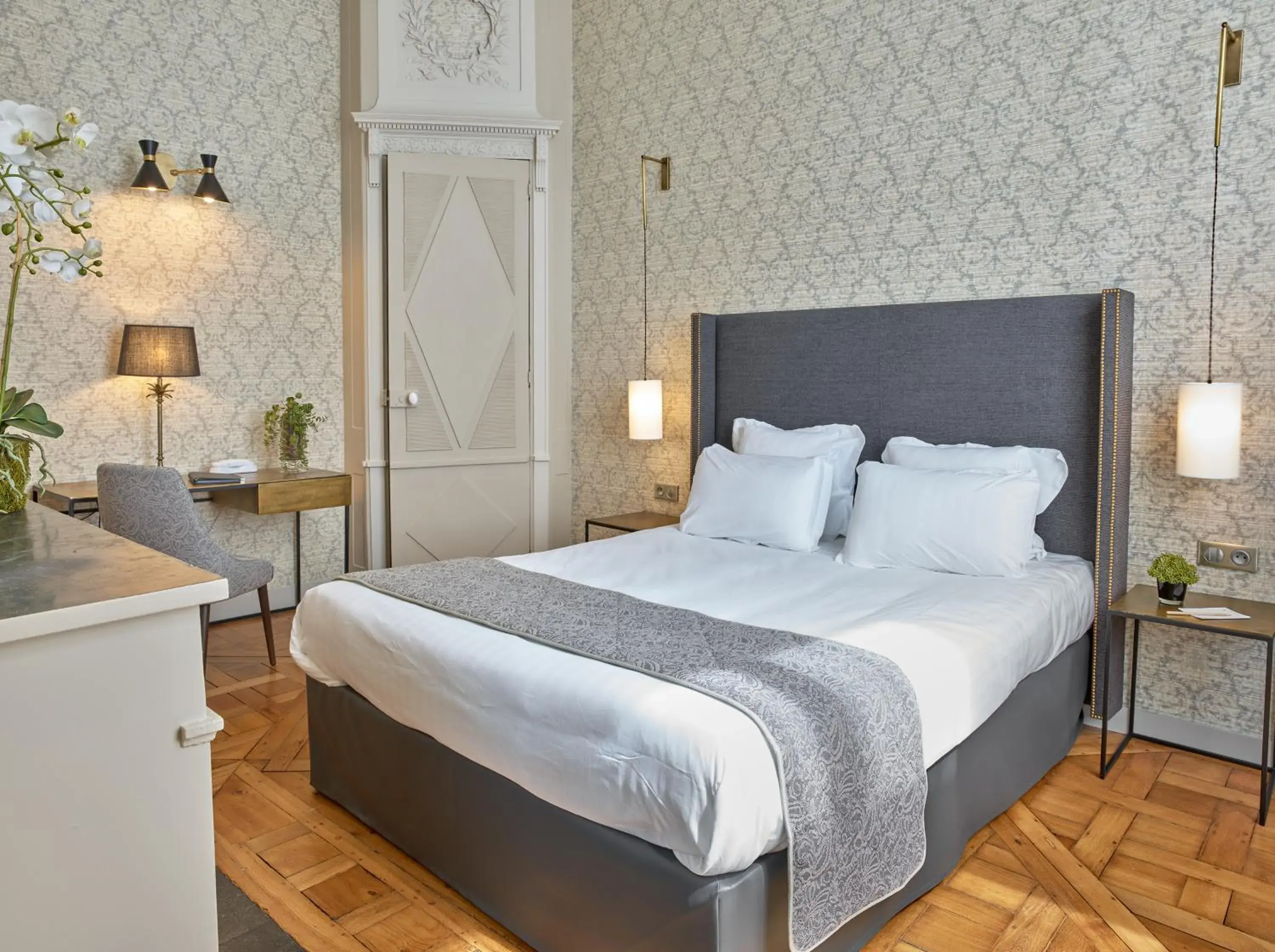 Shower, Bed in Hotel De Guise Nancy Vieille Ville
