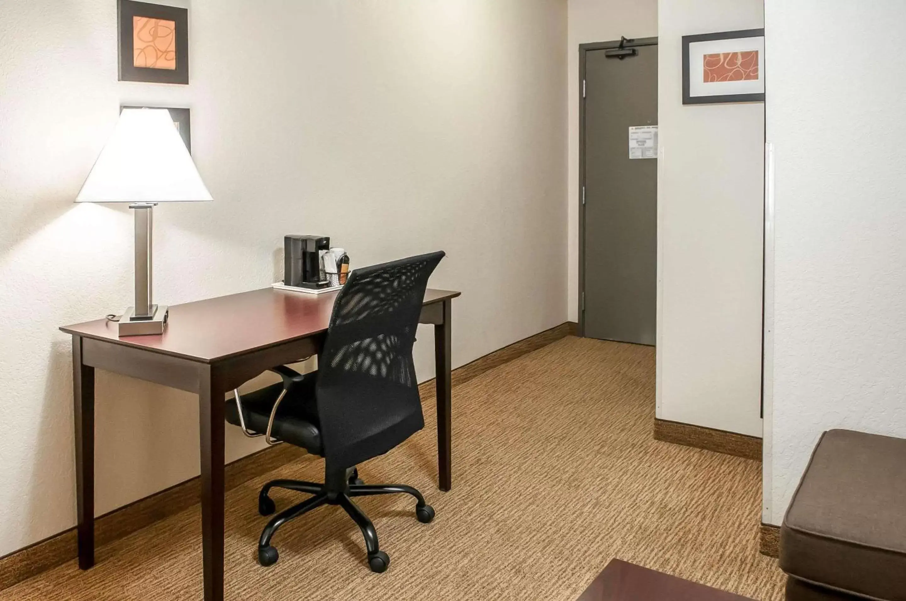 Photo of the whole room, Dining Area in Comfort Suites Albuquerque