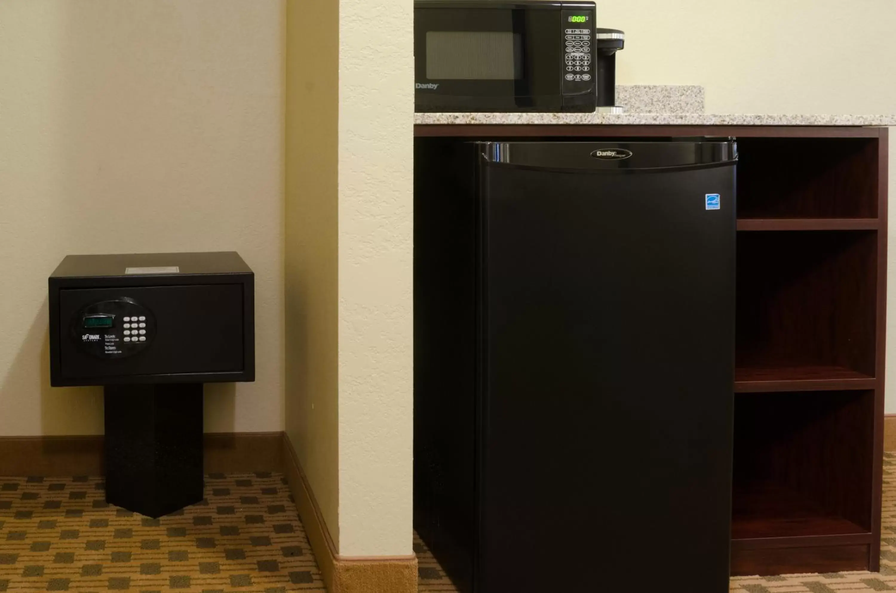 Kitchen or kitchenette, TV/Entertainment Center in Cobblestone Inn & Suites Cambridge