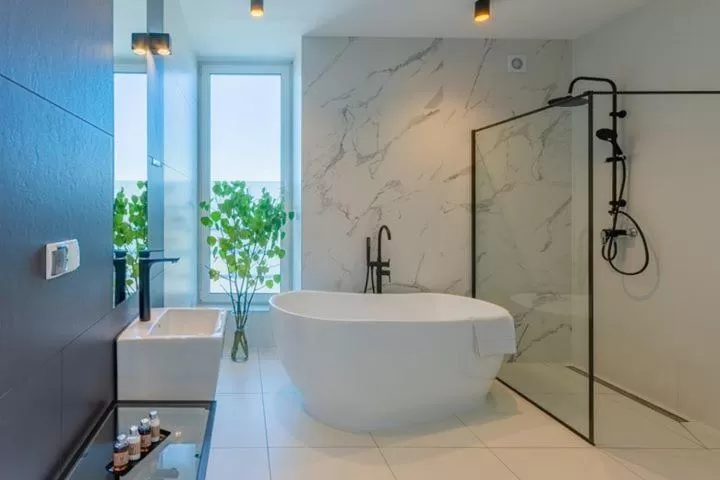 Shower in Hotel Lantier & Swimming Pool Zone