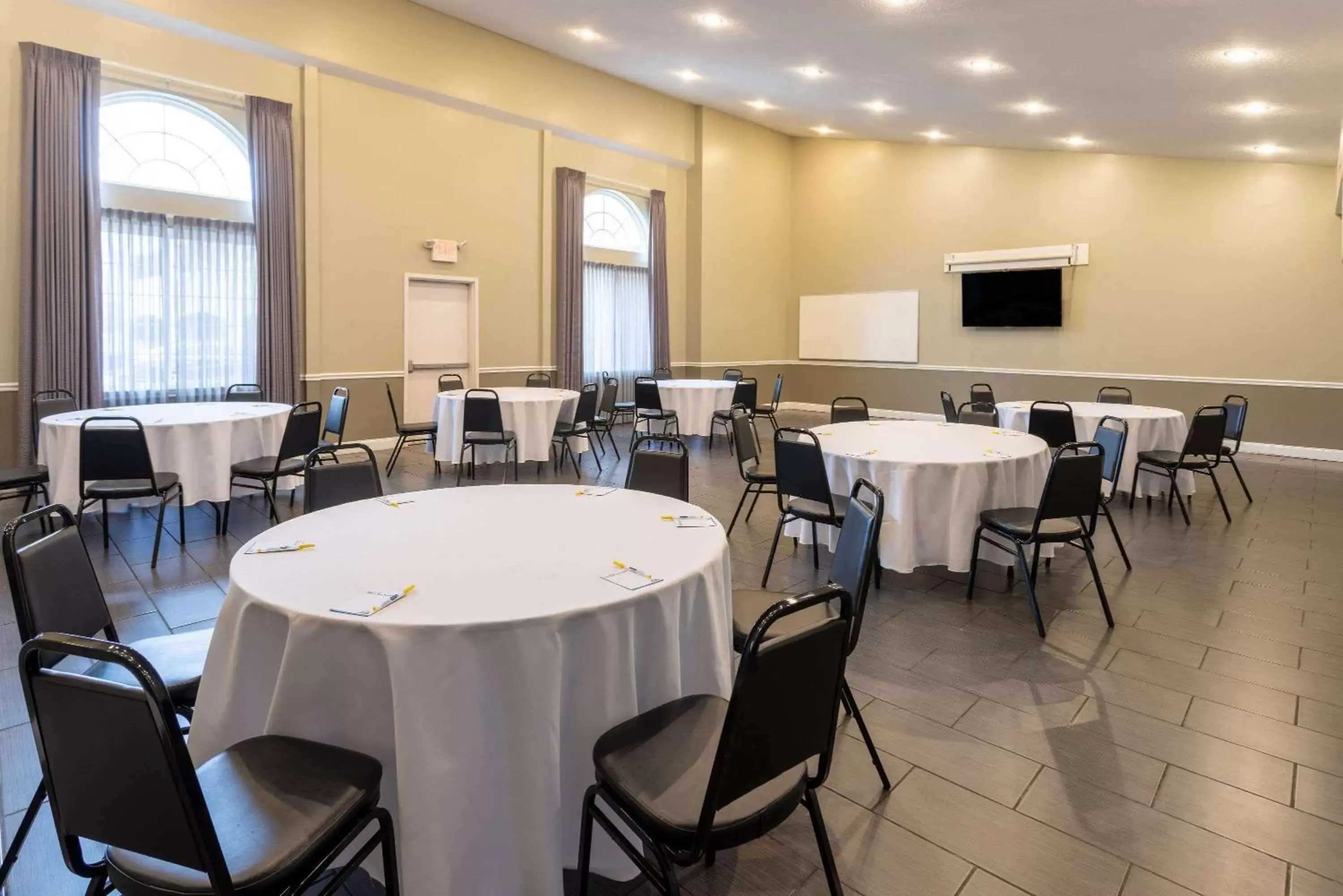 Meeting/conference room, Restaurant/Places to Eat in Days Inn & Suites by Wyndham Cherry Hill - Philadelphia