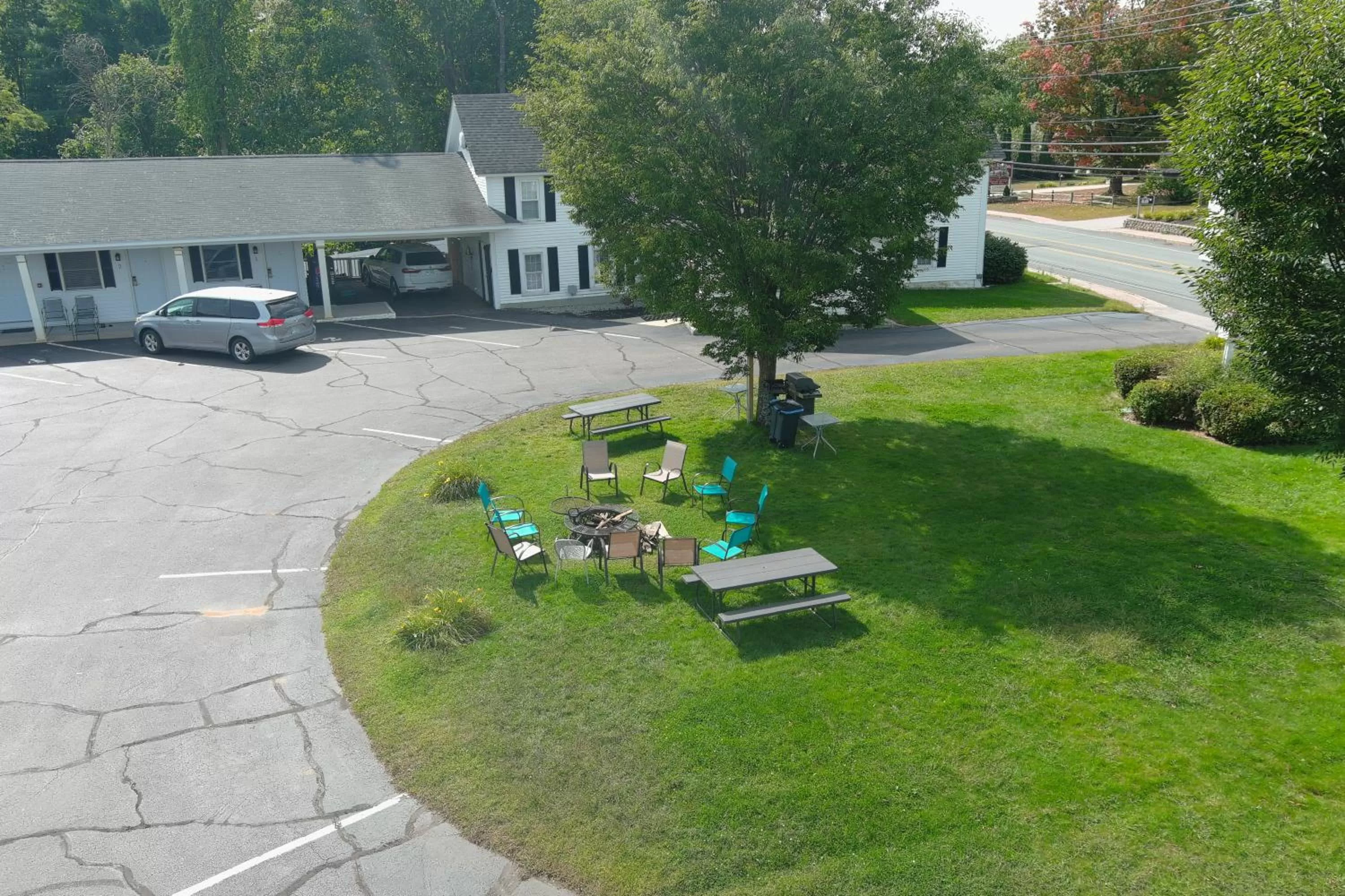 Garden view in Colonial Motel