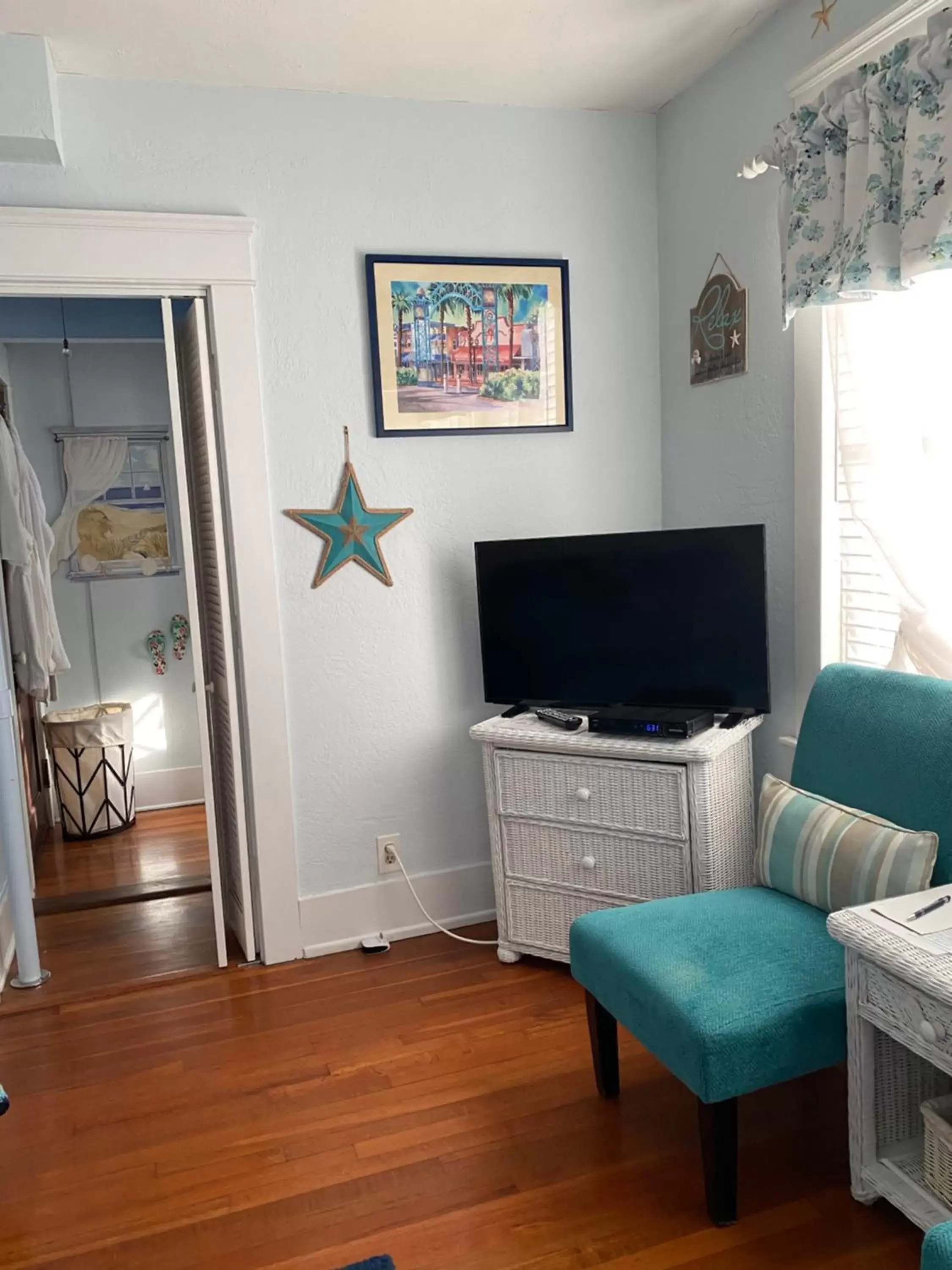 Seating area, TV/Entertainment Center in Ms. Maggie's South Country Inn