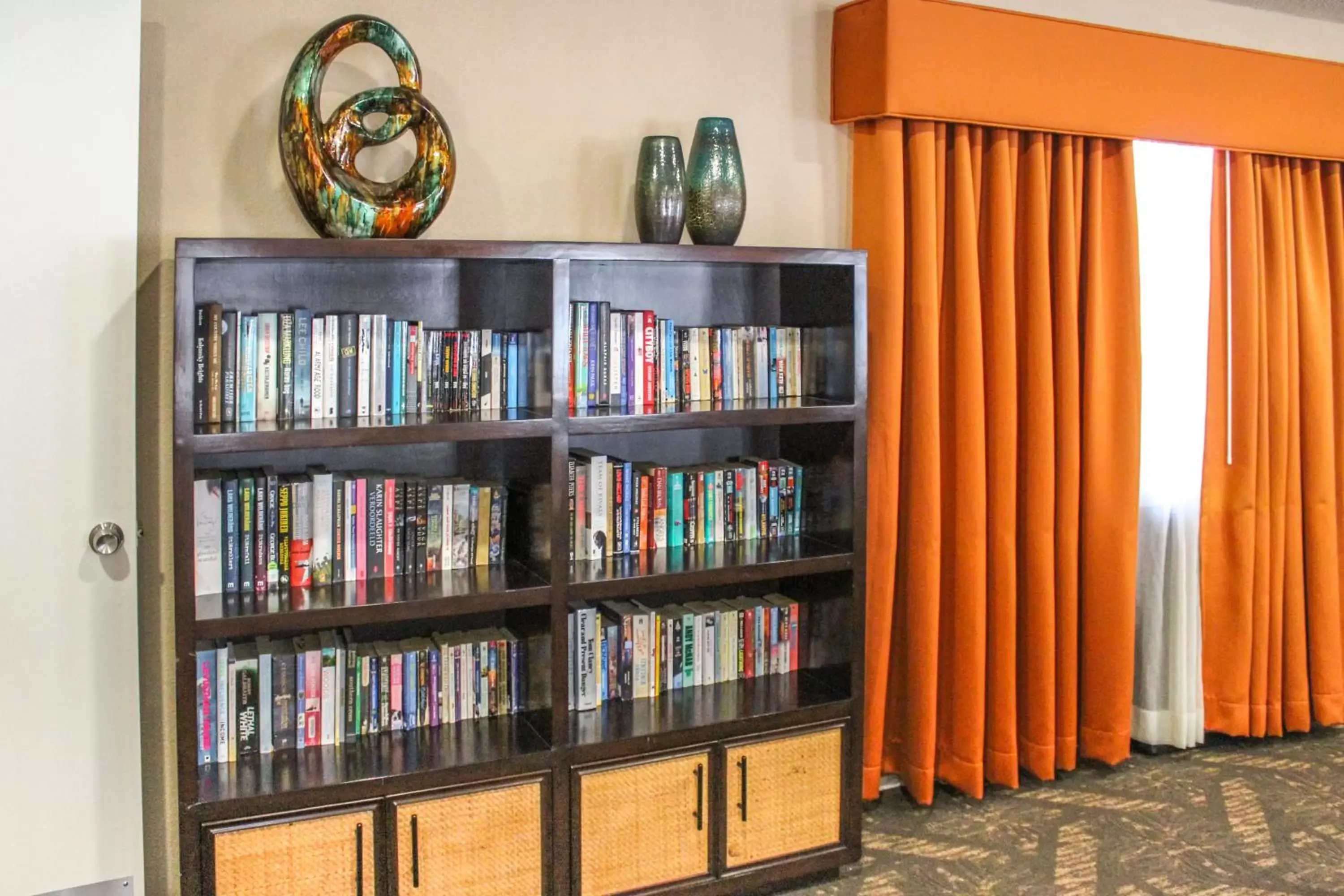 Lounge or bar, Library in Polynesian Isles Resort