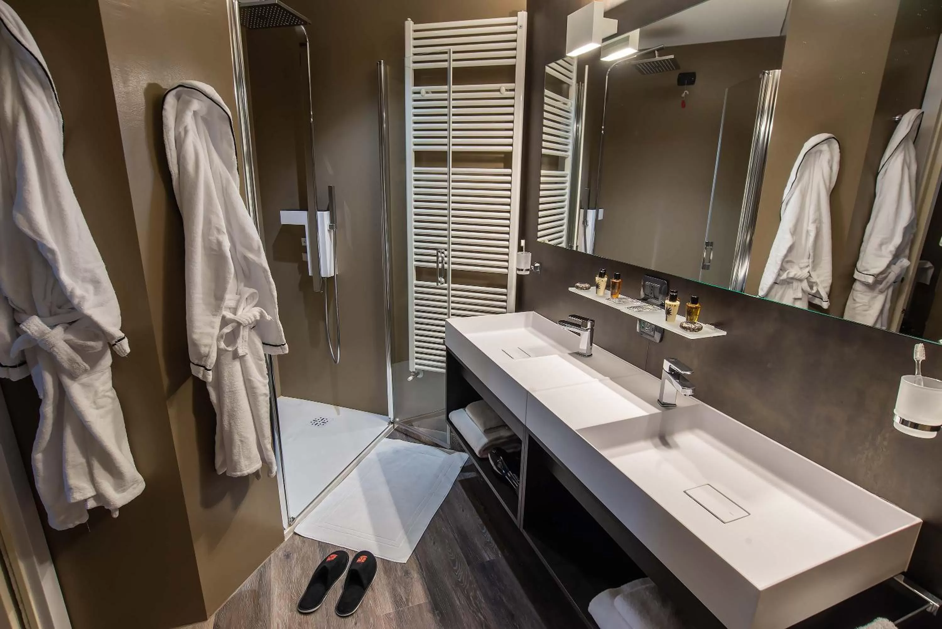 Shower in Maranello Palace