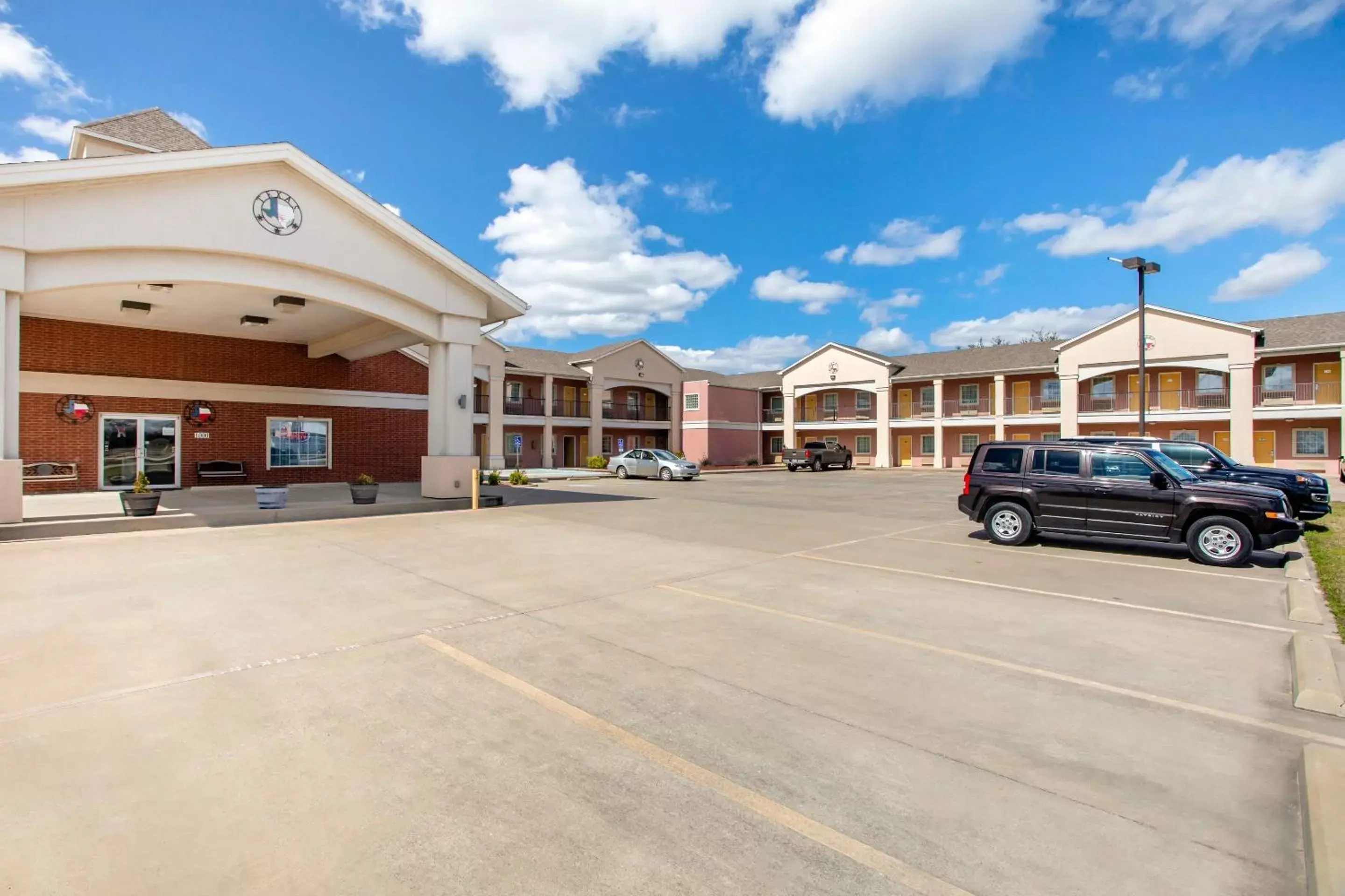 On site, Facade/Entrance in OYO Hotel Valley View TX, I-35