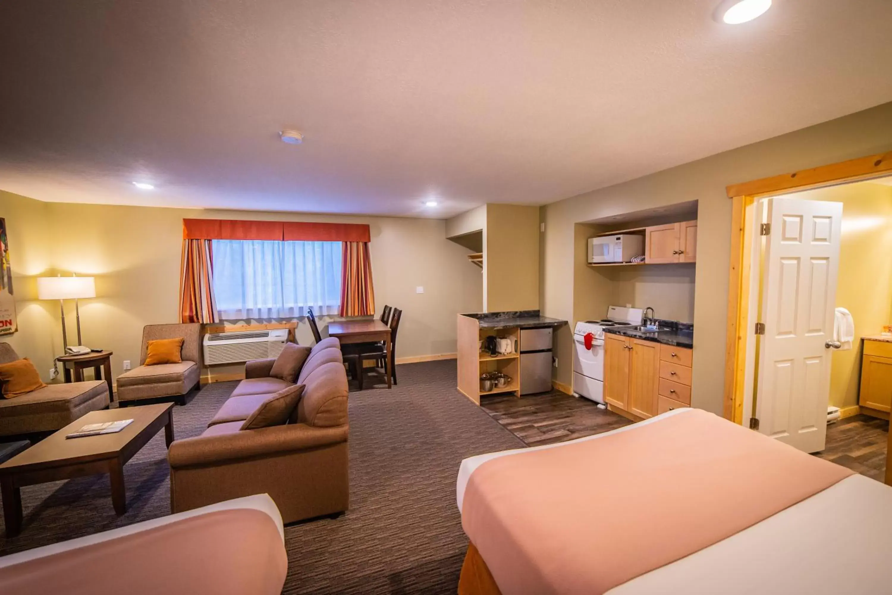 Photo of the whole room in Alpine Inn & Suites