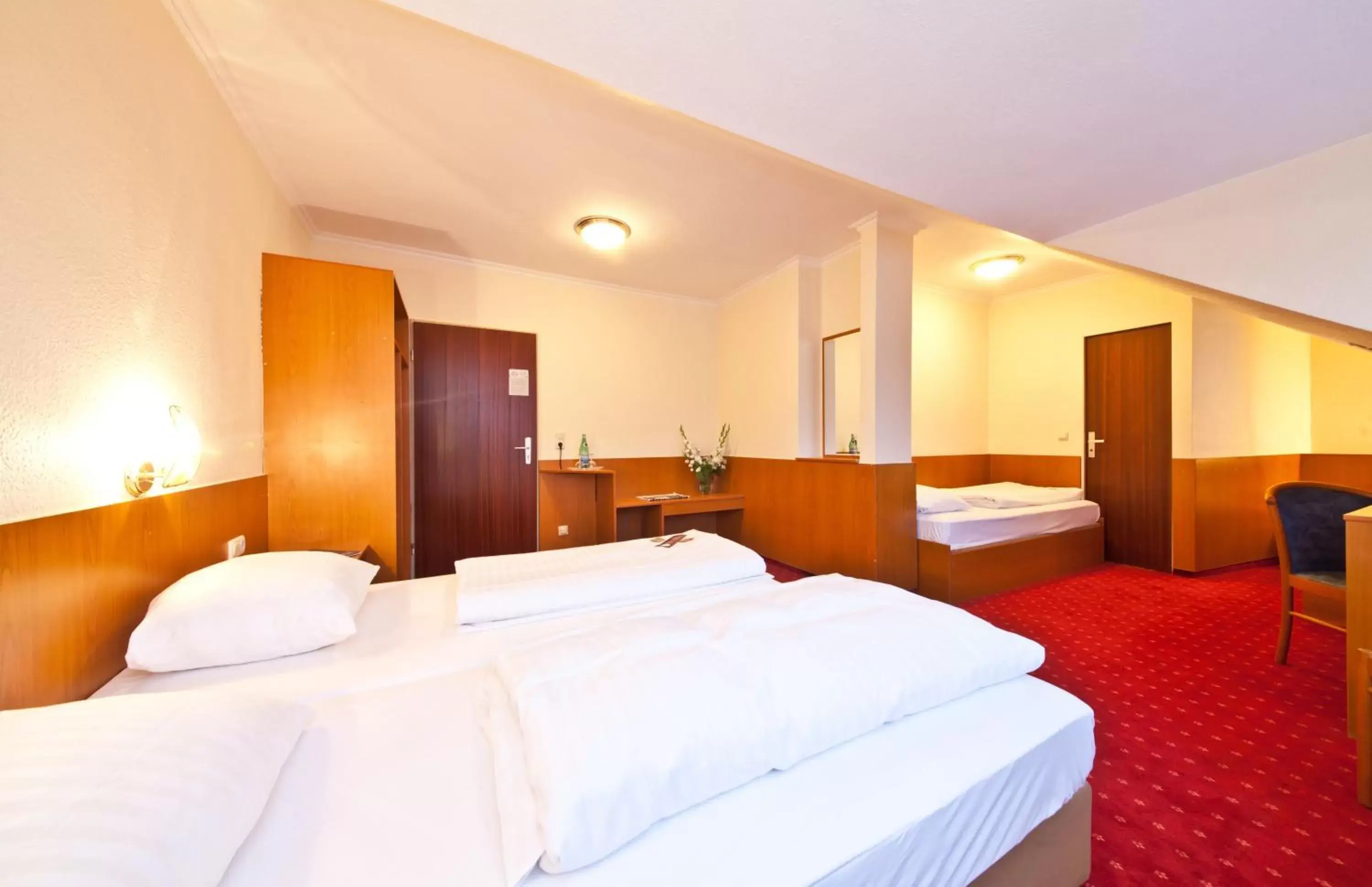 Photo of the whole room, Bed in Hotel Primus Frankfurt Sachsenhausen