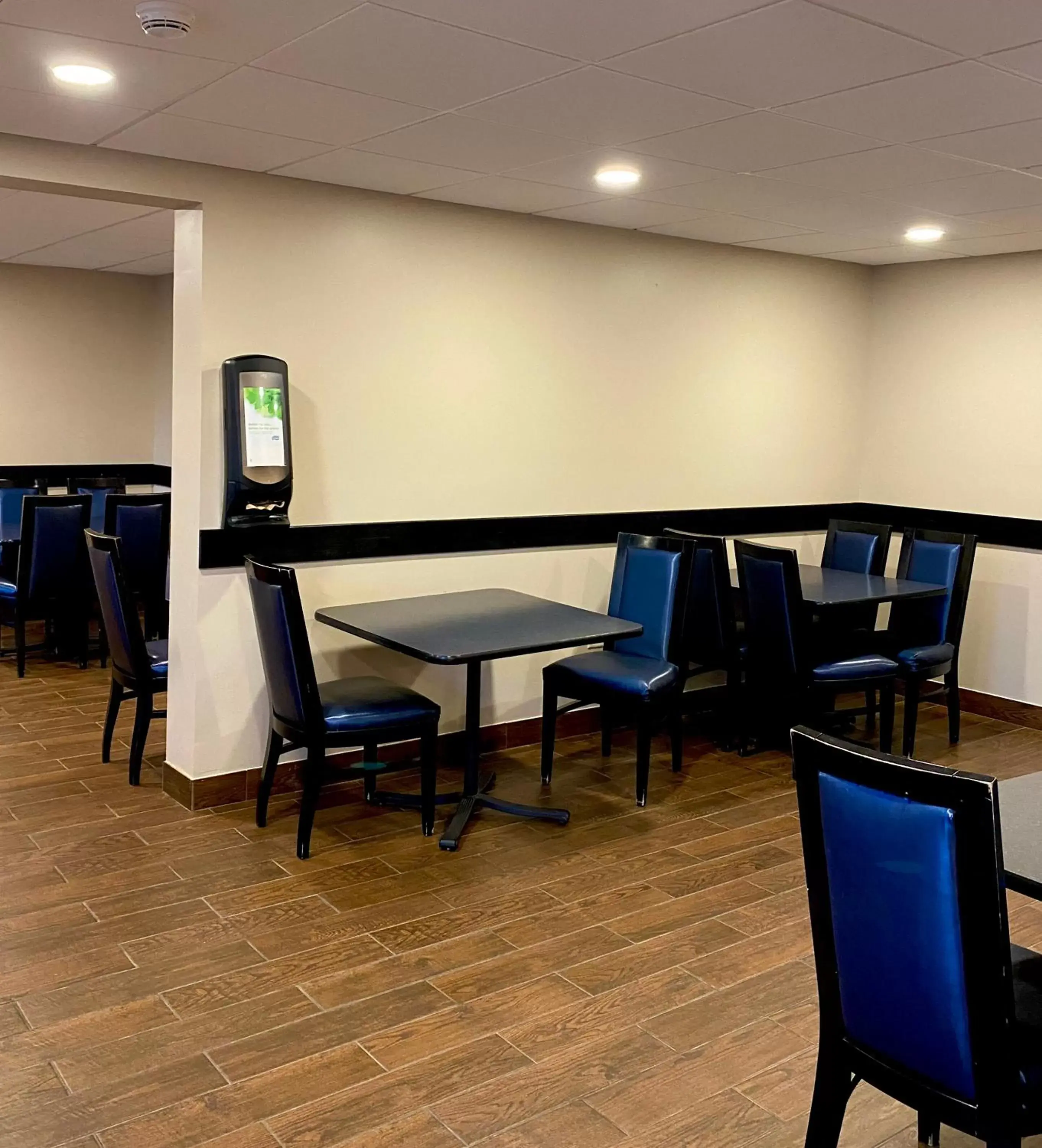 Restaurant/places to eat in Bangor Suites Airport Hotel